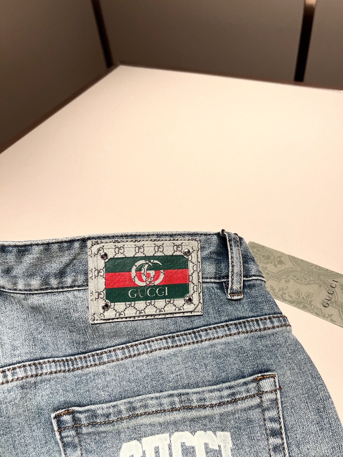 Guc*古奇 2025秋冬新品男士高端休闲百搭四季通勤修身剪裁牛仔裤！对于粉丝来说，这样大气的经典设计足