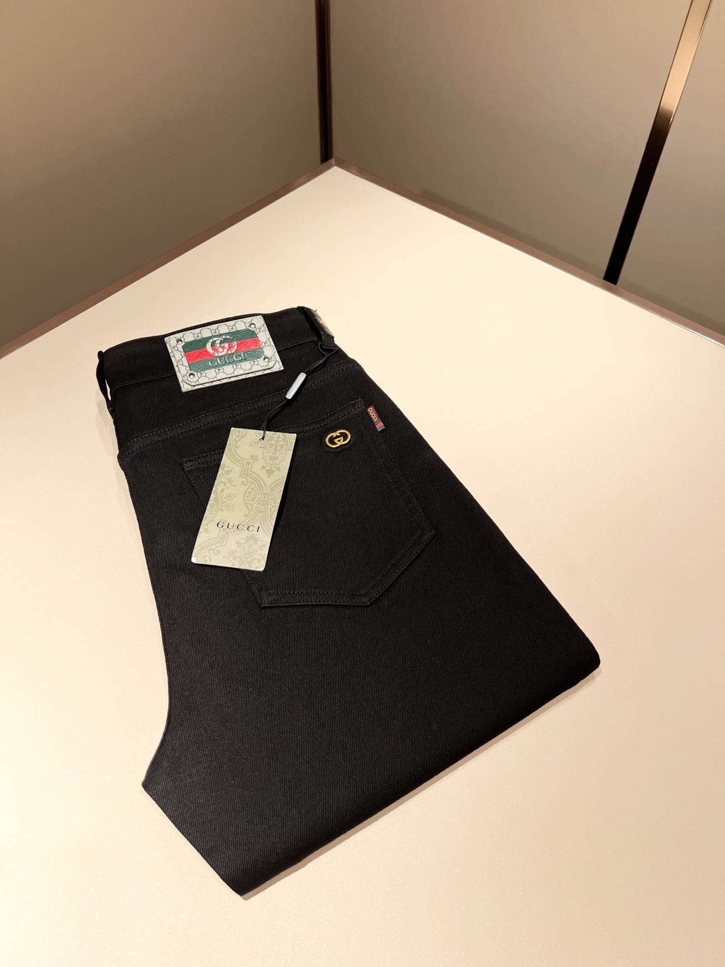 NO:610424,Guc*Gucci 2025 autumn and winter new men's high-end casual and versatile slim-cut jeans for commuting in all seasons!  For fans, such an elegant classic design is enough to attract attention at a glance. It is the most handsome series among all jeans this year. I only need to take a look to know that this will definitely be a sensational hit and popular all over the Internet. It is made of classic slim-fitting three-dimensional tailoring and is equipped with the latest logo pattern waistband design!  A very representative waist brand modification!  It simply and easily demonstrates the charm of the brand, and naturally presents specifications, grades, fashion and trendy effects. It has perfect matching performance and can easily wear with a sense of luxury and high-end effects!  Made of top quality imported Japanese washed denim cotton, it is very comfortable, breathable and has a natural drape, making it suitable for all year round wear!  !  This style of jeans is made with a three-dimensional cut and a small straight fit. Its single-matching magic and practical wearability are understandable. Whether you are wearing it for daily wear or appearing on the high street, it is the best choice. It is super charming!  It also demonstrates the authentic original flavor of BUR, and also perfectly demonstrates its specifications and rank!  Obviously, this is a great product that you absolutely must buy. You must buy this product. It is a product that is highly recommended!  Size 30-40 37 39,,burberry,gucci,jeans,alexander wang19860909Guc*古奇 2025秋冬新品男士高端休闲百搭四季通勤修身剪裁牛仔裤！对于粉丝来说,这样大气的经典设计足矣一眼种草,是今年所有牛仔裤当中最帅的一个系列,我只需要看一眼就知道,这绝对会是一个引起轰动的爆款,而且全网风靡,经典的修身立体剪裁版型打造,配置了最新的logo图案腰牌工艺设计！极具代表性腰牌修饰！简单轻松的彰显出品牌魅力所在,自然而然的呈现规格,档次,时髦以及新潮效果,搭配性能满分,轻松穿出高级感与高端效果！顶级的进口日本洗水牛仔棉质打造,并舒适透气感满分,且垂感自然,适合一年四季的穿搭所需！！此款牛仔裤采用了立体裁剪小直筒版型打造,其单配魔力与实穿性是无可厚非的,不管你是日常穿搭还是高街出镜都是不二之选,超具魅力！更是彰显了地地道道的的BUR原味,同时也是完美的展现了其规格和段位所在！很显然,这是一款绝对要收的重磅好货,此款你都必须要收,极力推荐的好货！尺码30-40 37 39,,burberry,gucci,jeans,alexander wang,Men's clothing