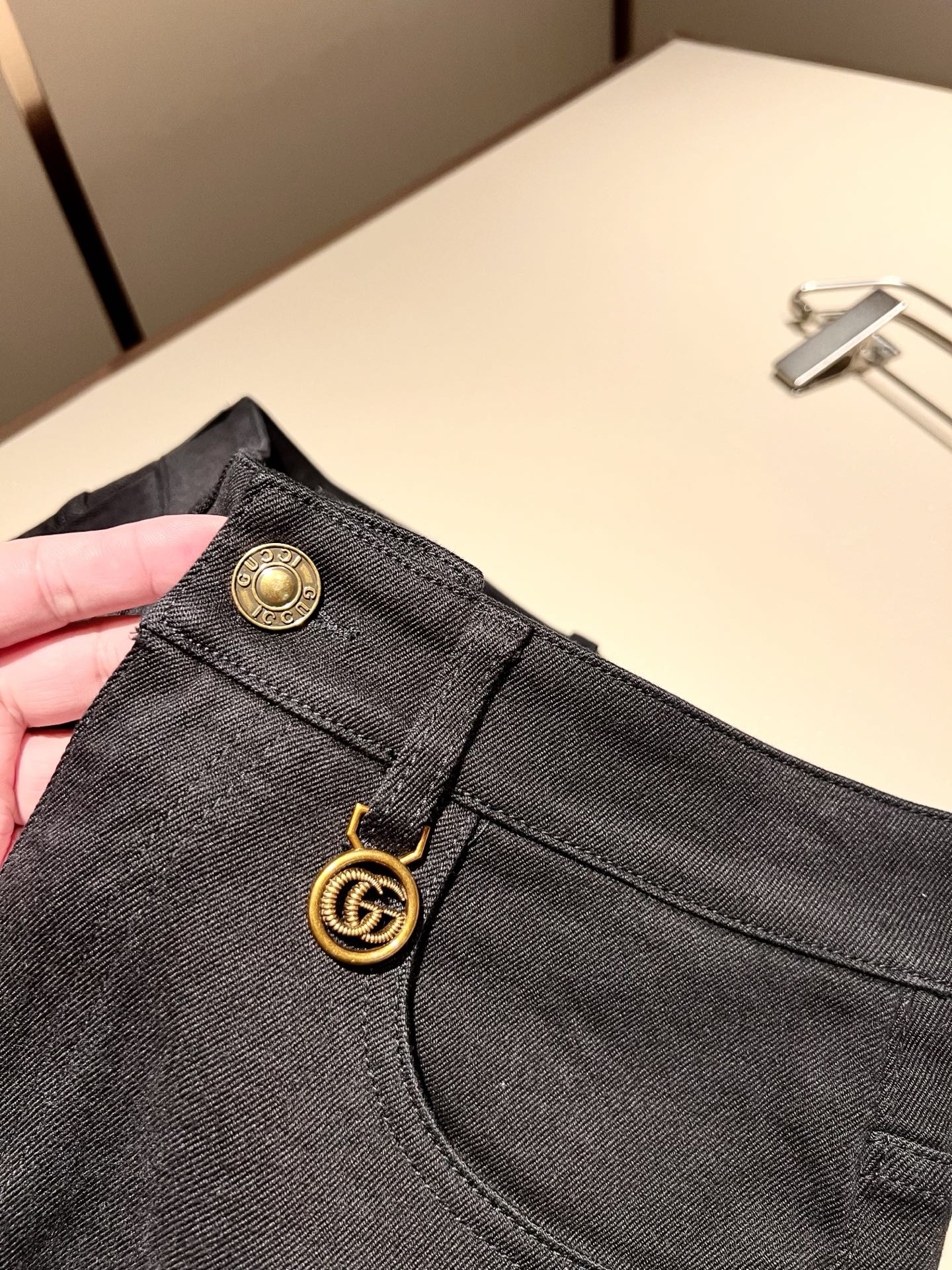 Guc*古奇 2025秋冬新品男士高端休闲百搭四季通勤修身剪裁牛仔裤！对于粉丝来说，这样大气的经典设计足