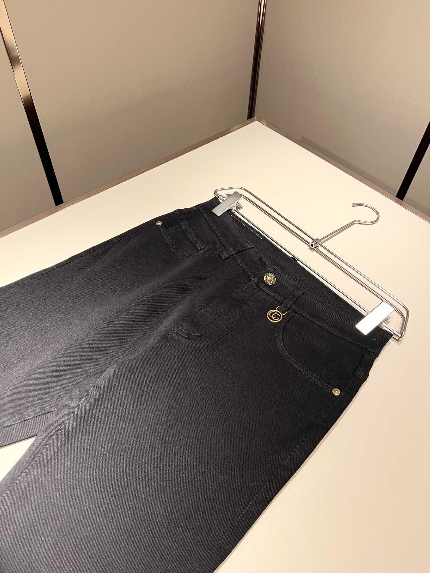 Guc*古奇 2025秋冬新品男士高端休闲百搭四季通勤修身剪裁牛仔裤！对于粉丝来说，这样大气的经典设计足