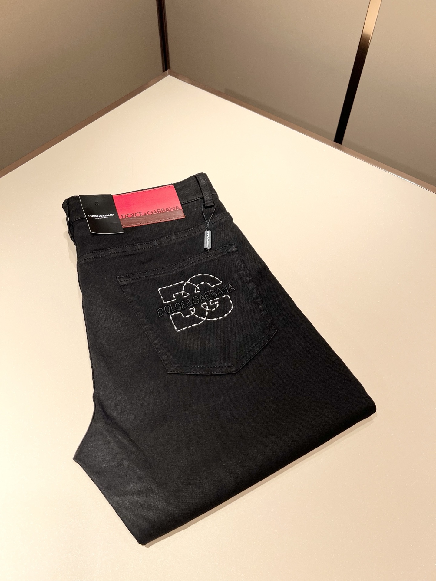 NO:612647,Dolce & Dolce&GABB*NA 2025 new autumn and winter jeans, washed naturally, not easy to deform and fade, three-dimensional tailoring, perfect shaping fabric, comfortable, soft and casual to match, comfort represents its interpretation of fashion and leisure, DG's consistent style, details reflect the brand's pursuit of quality, a bit of a hedonist, pays great attention to details, likes everything that is not formulaic, pursues freedom Dolce & Gabbana (DOLCE&GABB*NA)  His style is very unique. At the beginning of his business, he insisted on making his own plates and designing logos and waistband designs!  It was quite unique for the fashion world that was very particular about ostentation at that time. Sizes 29-40, Dolce&Gabbana, Dolce&Gabbana, jeans, alexander wang19860909Dolce & 杜嘉*纳 2025秋冬新品牛仔裤,水洗处理自然不易变形脱色、立体剪裁完美塑形面料质舒适柔软随意搭配、舒适代表它对时尚休闲的诠释是DG一贯作风细节处体现这个品牌对品质的追求,带点享乐主义者的味道,非常注重细节,喜欢一切非公式化的东西,追求自由杜嘉班纳 (DOLCE&GABB*NA) 的作风非常独特,创业之初坚持自己制版、设计标识logo腰牌设计！对于当时讲究排场的时装界,是相当独树一格的.尺码29-40,,Dolce&Gabbana,Dolce&Gabbana,jeans,alexander wang,Men's clothing