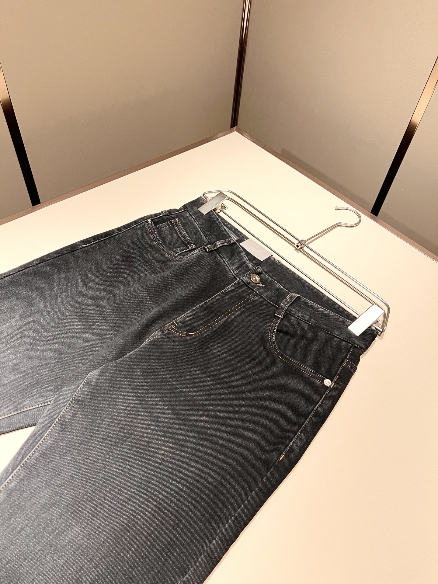 Arman阿*尼2025秋冬新款男士小直筒牛仔裤，贸易公司订单！官网同步 经典之作很好搭配衣服哦 怎么穿