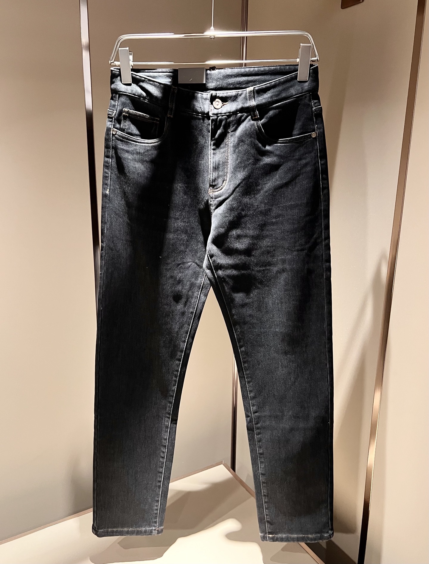 Arman阿*尼2025秋冬新款男士小直筒牛仔裤，贸易公司订单！官网同步 经典之作很好搭配衣服哦 怎么穿