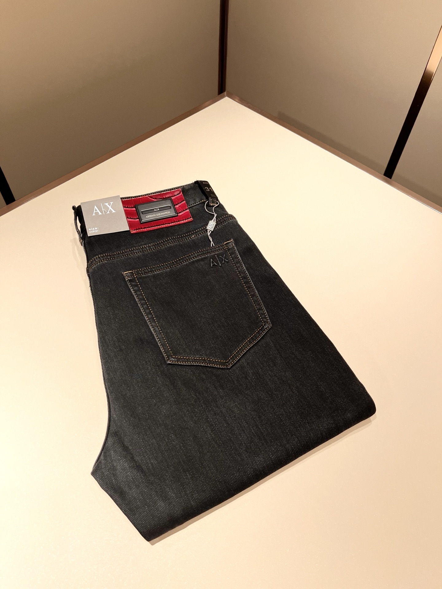 NO:608250,Arman 2025 new autumn and winter men's small straight jeans, order from trading company!  Synchronized with the official website. The classic works go well with clothes. It tastes good no matter how you wear it. The original imported retro denim fabric has a soft feel and is truly low-key and luxurious. It is very suitable for autumn and winter. The standard straight slim fit is more comfortable and unrestrained to wear. The accessories are particularly exquisite. Exquisite original logo waist plate design!  The inner lining and wiring are very solid. The key point is that it is very cost-effective and the quality is very good. It is worth buying!  Size 29-40,,armani,jeans,alexander wang19860909Arman阿*尼2025秋冬新款男士小直筒牛仔裤,贸易公司订单！官网同步 经典之作很好搭配衣服哦 怎么穿都很有味道 原版进口复古牛仔布面料 柔软手感 真正的低调奢华 很是适合秋冬季节穿着 标准直筒修身版型 穿起来更加舒服 无拘无束 辅料上面特别的讲究 精致原版标志logo腰牌设计！内衬走线都非常的扎实 重点就是 性价比非常高 质量非常好 值得购入！尺码29-40,,armani,jeans,alexander wang,Men's clothing