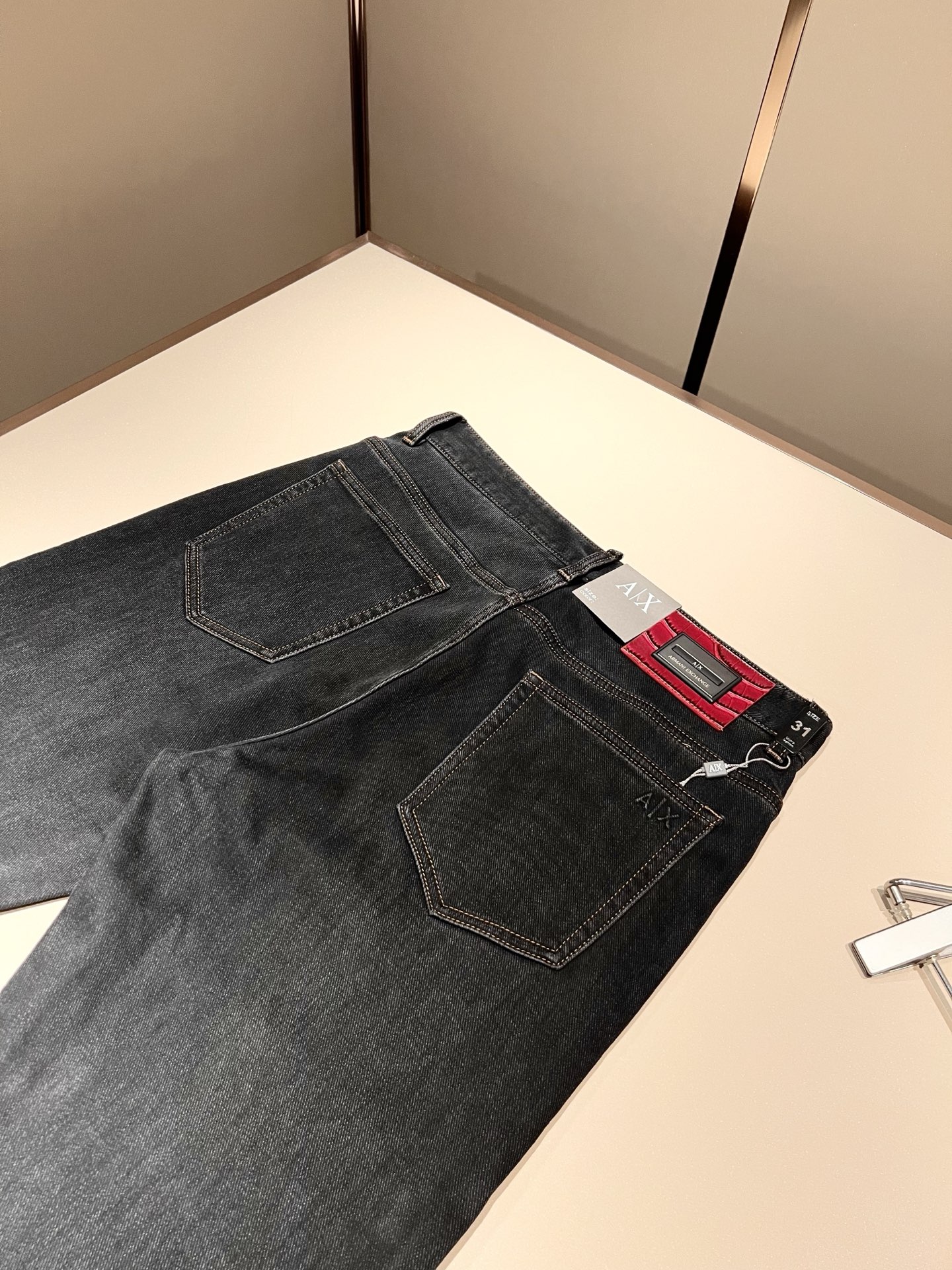 Arman阿*尼2025秋冬新款男士小直筒牛仔裤，贸易公司订单！官网同步 经典之作很好搭配衣服哦 怎么穿