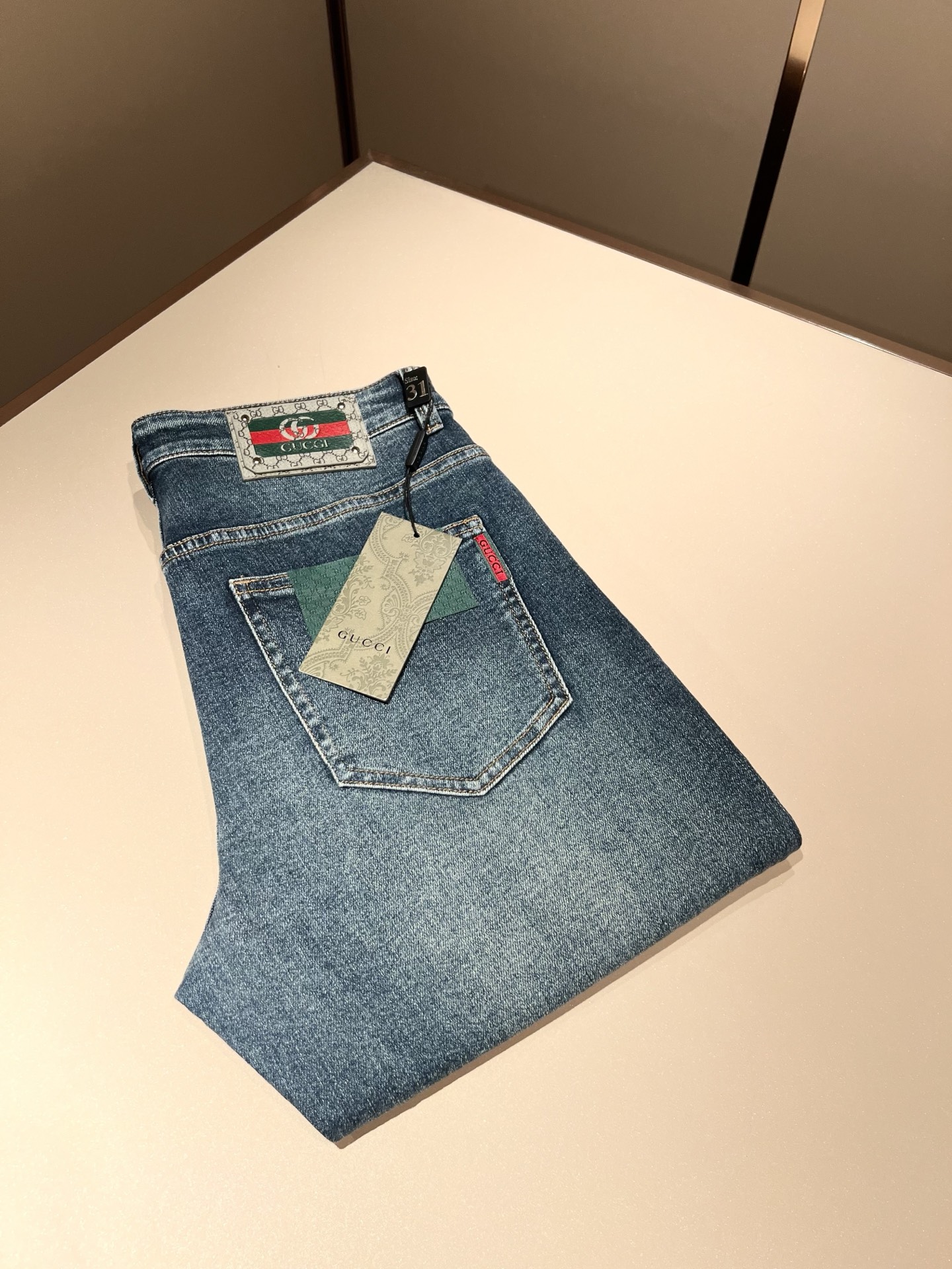 NO:612605,Guc*Gucci 2025 autumn and winter new men's high-end casual and versatile slim-cut jeans for commuting in all seasons!  For fans, such an elegant classic design is enough to attract attention at a glance. It is the most handsome series among all jeans this year. I only need to take a look to know that this will definitely be a sensational hit and popular all over the Internet. It is made of classic slim-fitting three-dimensional tailoring and is equipped with the latest logo pattern waistband design!  A very representative waist brand modification!  It simply and easily demonstrates the charm of the brand, and naturally presents specifications, grades, fashion and trendy effects. It has perfect matching performance and can easily wear with a sense of luxury and high-end effects!  Made of top quality imported Japanese washed denim cotton, it is very comfortable, breathable and has a natural drape, making it suitable for all year round wear!  !  This style of jeans is made with a three-dimensional cut and a small straight fit. Its single-matching magic and practical wearability are understandable. Whether you are wearing it for daily wear or appearing on the high street, it is the best choice. It is super charming!  It also demonstrates the authentic original flavor of BUR, and also perfectly demonstrates its specifications and rank!  Obviously, this is a great product that you absolutely must buy. You must buy this product. It is a product that is highly recommended!  Size 30-40 37 39,,burberry,gucci,jeans,alexander wang19860909Guc*古奇 2025秋冬新品男士高端休闲百搭四季通勤修身剪裁牛仔裤！对于粉丝来说,这样大气的经典设计足矣一眼种草,是今年所有牛仔裤当中最帅的一个系列,我只需要看一眼就知道,这绝对会是一个引起轰动的爆款,而且全网风靡,经典的修身立体剪裁版型打造,配置了最新的logo图案腰牌工艺设计！极具代表性腰牌修饰！简单轻松的彰显出品牌魅力所在,自然而然的呈现规格,档次,时髦以及新潮效果,搭配性能满分,轻松穿出高级感与高端效果！顶级的进口日本洗水牛仔棉质打造,并舒适透气感满分,且垂感自然,适合一年四季的穿搭所需！！此款牛仔裤采用了立体裁剪小直筒版型打造,其单配魔力与实穿性是无可厚非的,不管你是日常穿搭还是高街出镜都是不二之选,超具魅力！更是彰显了地地道道的的BUR原味,同时也是完美的展现了其规格和段位所在！很显然,这是一款绝对要收的重磅好货,此款你都必须要收,极力推荐的好货！尺码30-40 37 39,,burberry,gucci,jeans,alexander wang,Men's clothing