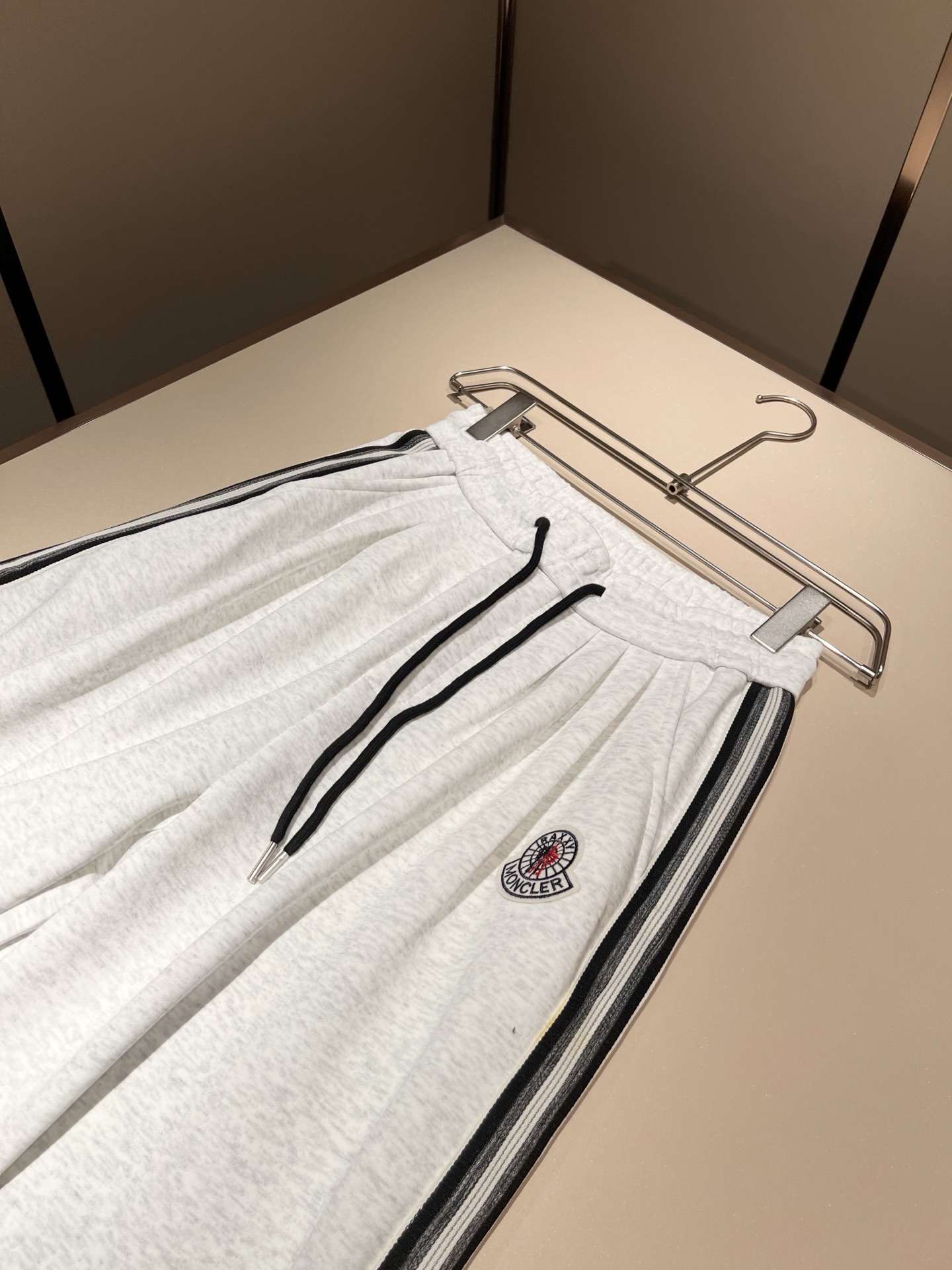 Moncl*r蒙*口 2025秋冬新款男士休闲套装！今年的专柜新品，男士超软面料帅酷爆款 时尚都市百搭款