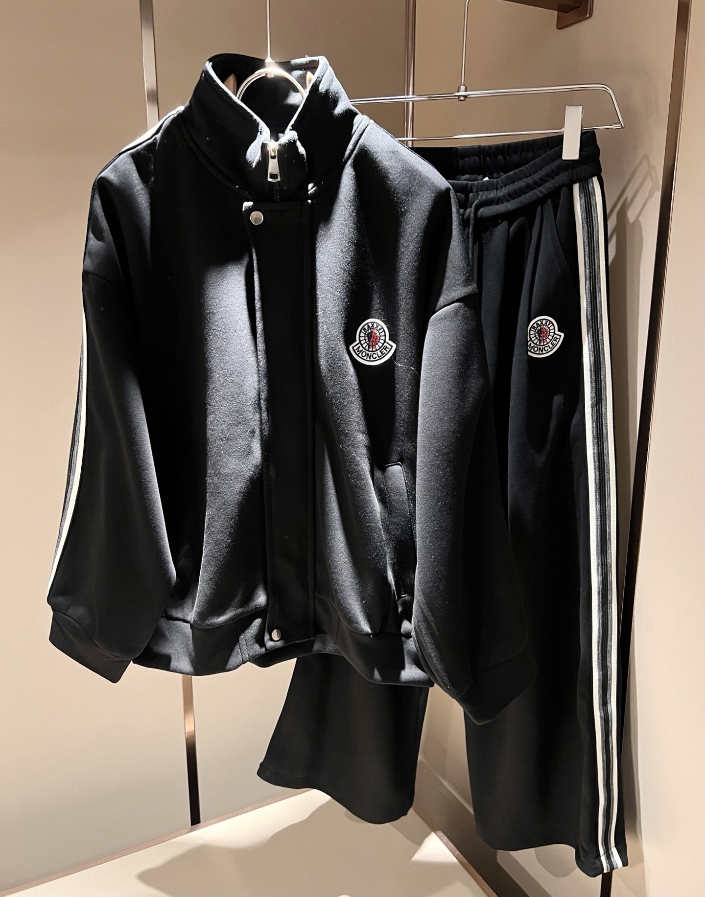 Moncl*r蒙*口 2025秋冬新款男士休闲套装！今年的专柜新品，男士超软面料帅酷爆款 时尚都市百搭款