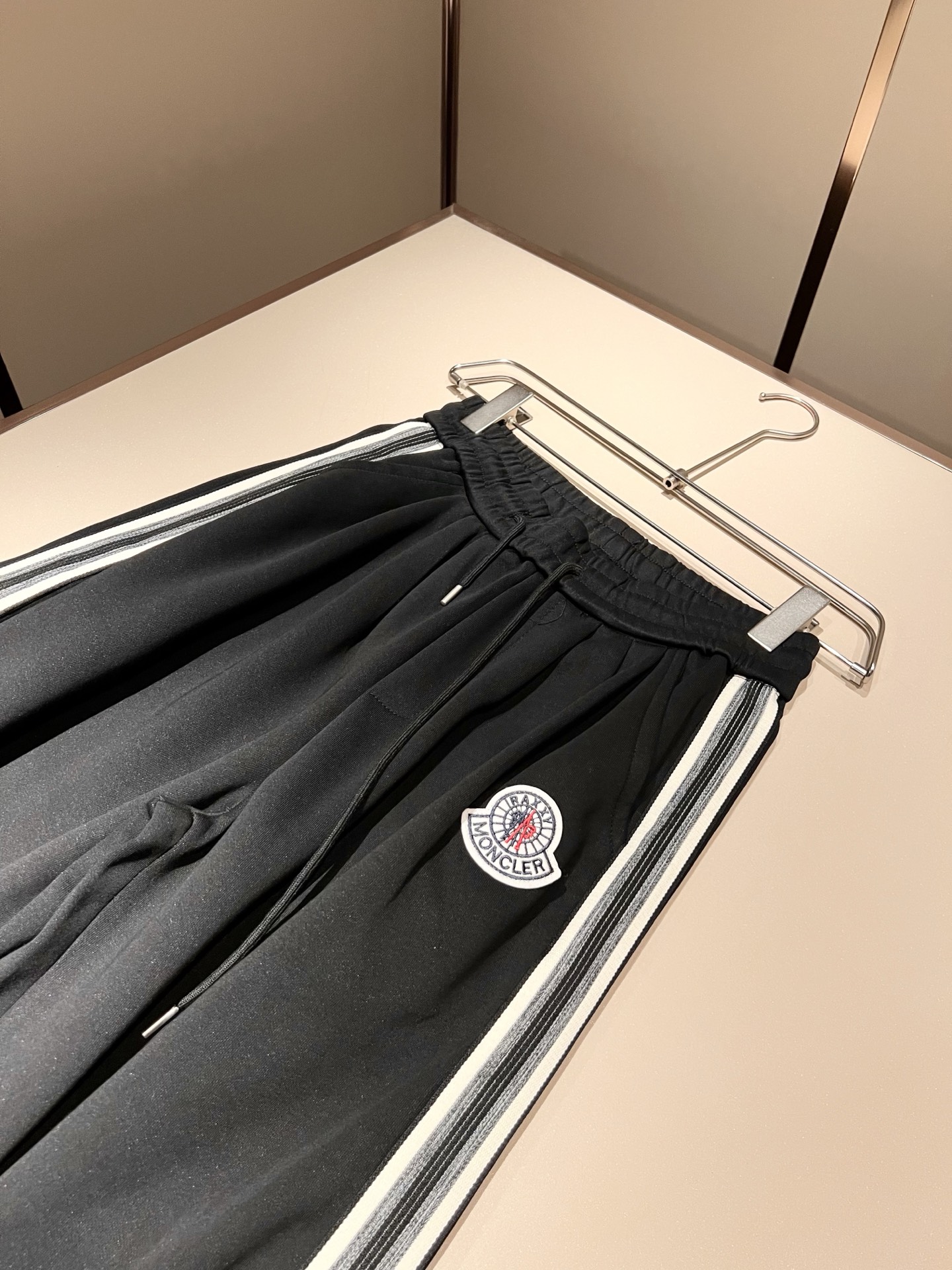 Moncl*r蒙*口 2025秋冬新款男士休闲套装！今年的专柜新品，男士超软面料帅酷爆款 时尚都市百搭款