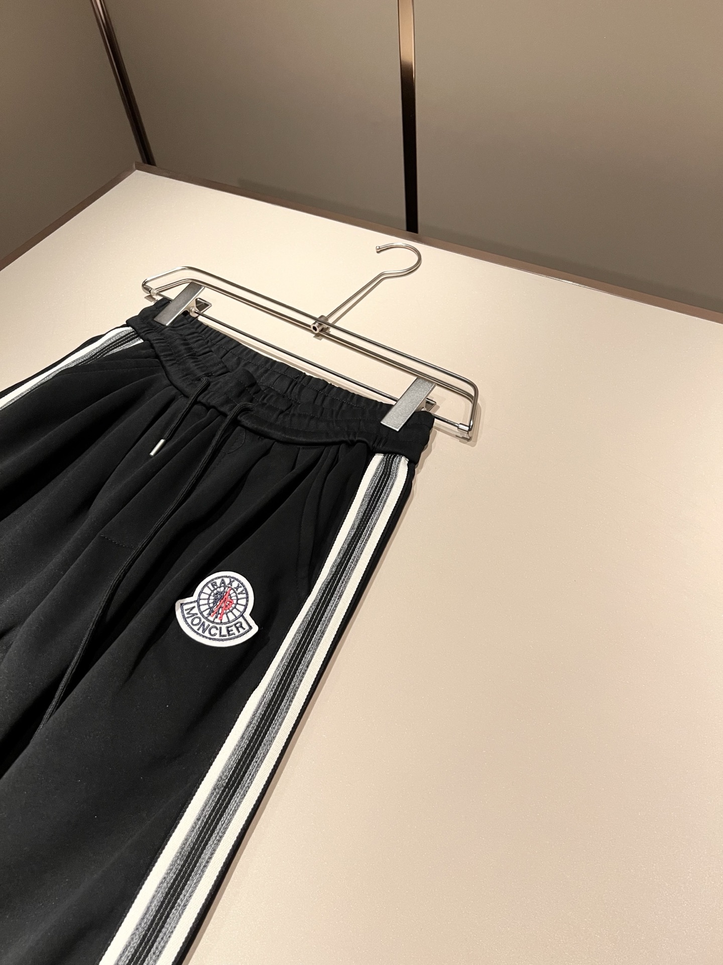 Moncl*r蒙*口 2025秋冬新款男士休闲套装！今年的专柜新品，男士超软面料帅酷爆款 时尚都市百搭款