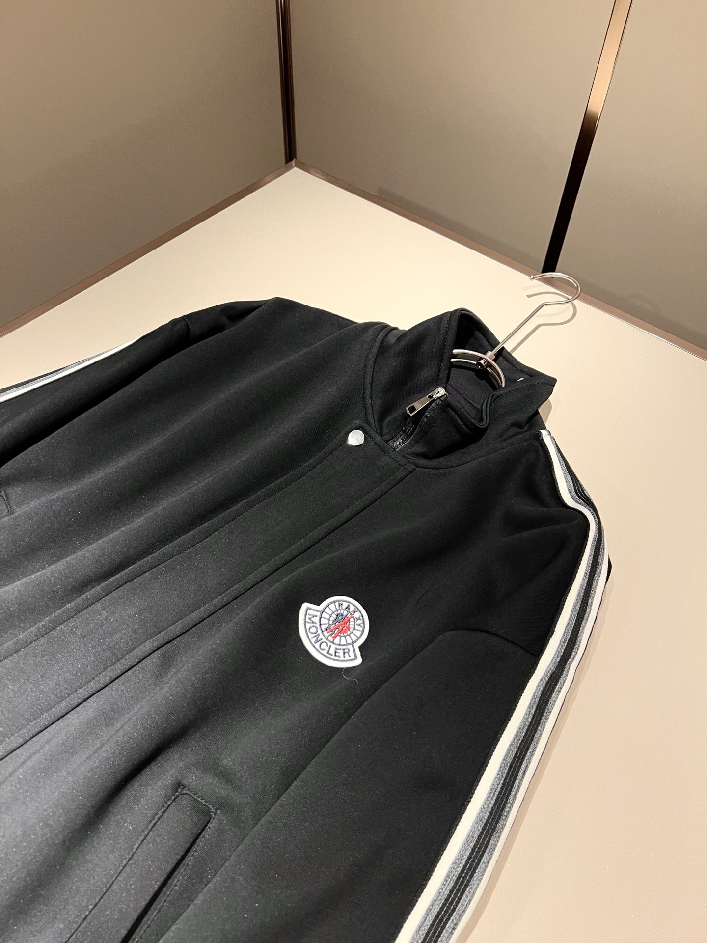 Moncl*r蒙*口 2025秋冬新款男士休闲套装！今年的专柜新品，男士超软面料帅酷爆款 时尚都市百搭款