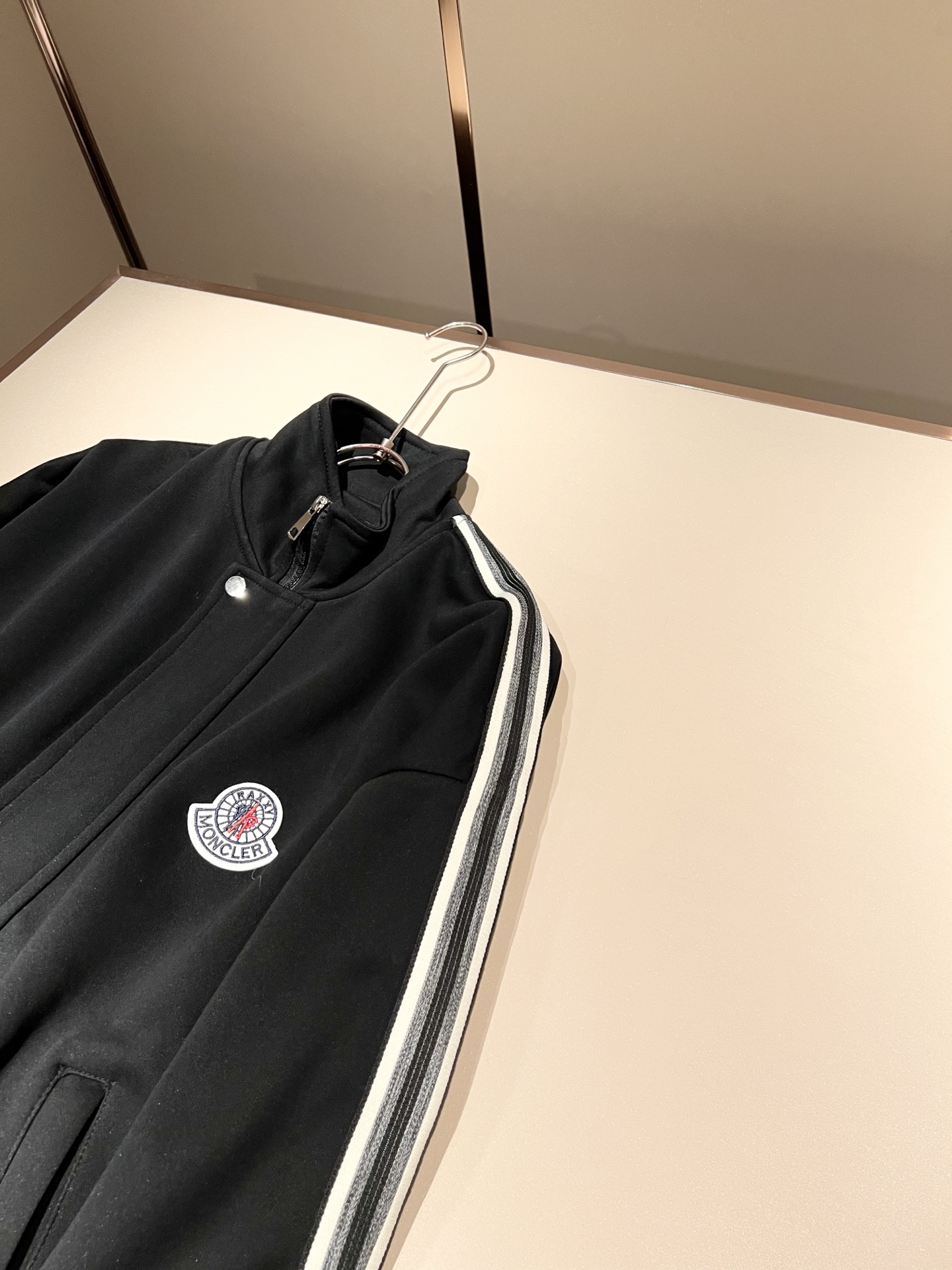 Moncl*r蒙*口 2025秋冬新款男士休闲套装！今年的专柜新品，男士超软面料帅酷爆款 时尚都市百搭款