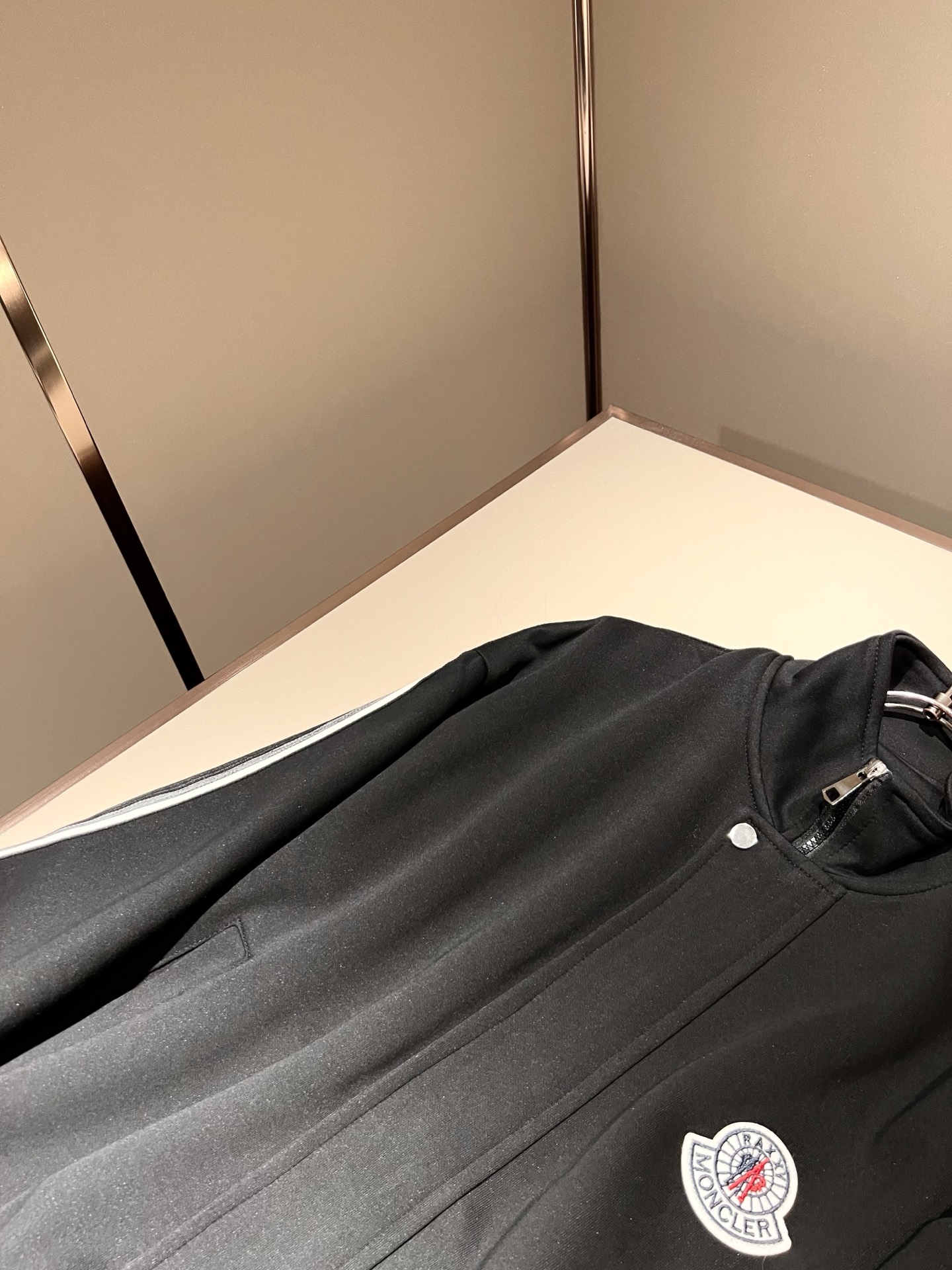 Moncl*r蒙*口 2025秋冬新款男士休闲套装！今年的专柜新品，男士超软面料帅酷爆款 时尚都市百搭款