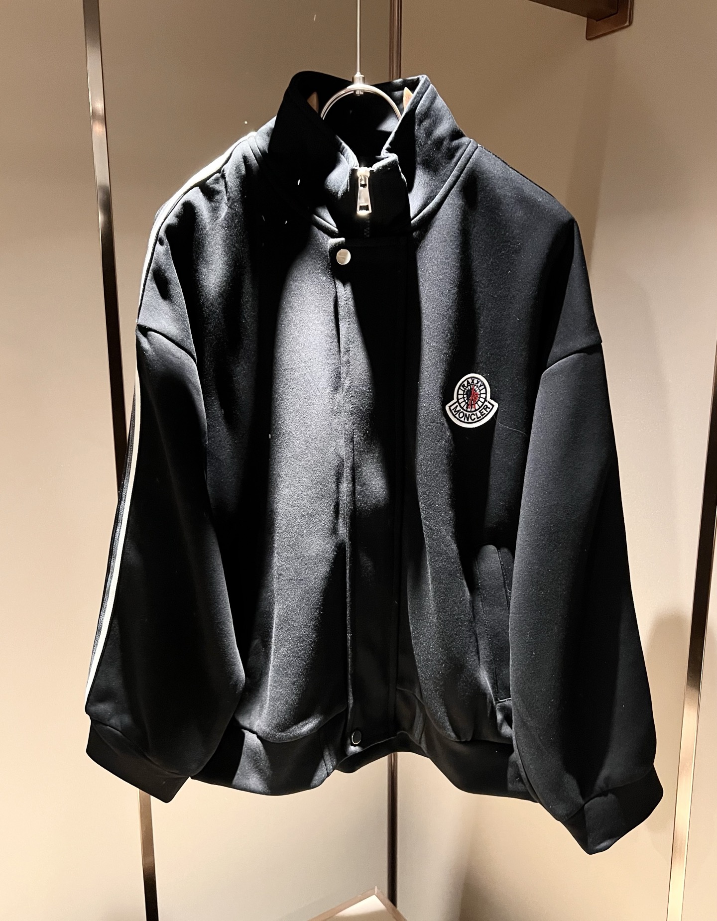 NO:608265,Moncl*r 2025 new autumn and winter men's casual suits!  This year's new counter product, men's super soft fabric is cool and popular, fashionable and urban versatile, customized pure cotton fabric!  It has a light luster, a unique texture, and a soft and smooth hand feel. It is not a product that can be compared with ordinary fabrics. It has a very attractive design, liningless inseam binding technology, and the details are in place. The fabric is very difficult to make, and it requires a lot of attention to technology. The details determine the high-end. Minimalist design elements of the season, a must-have item for trendy men, perfect slim fit, highly recommended!  Size M-3XL,,alexander wang19860909Moncl*r蒙*口 2025秋冬新款男士休闲套装！今年的专柜新品,男士超软面料帅酷爆款 时尚都市百搭款,定制纯棉面料！淡淡光泽,质感独特,手感柔嫩顺滑,不是一般面料所能对比的产品.非常极具魅力的设计,无里布内缝包边工艺,细节非常到位,面料做出来非常有难度,要非常讲究技术的一款,细节决定高端.极简当季的设计元素,潮男必备单品,完美修身版型,强烈推荐！尺码M-3XL,,alexander wang,Men's clothing