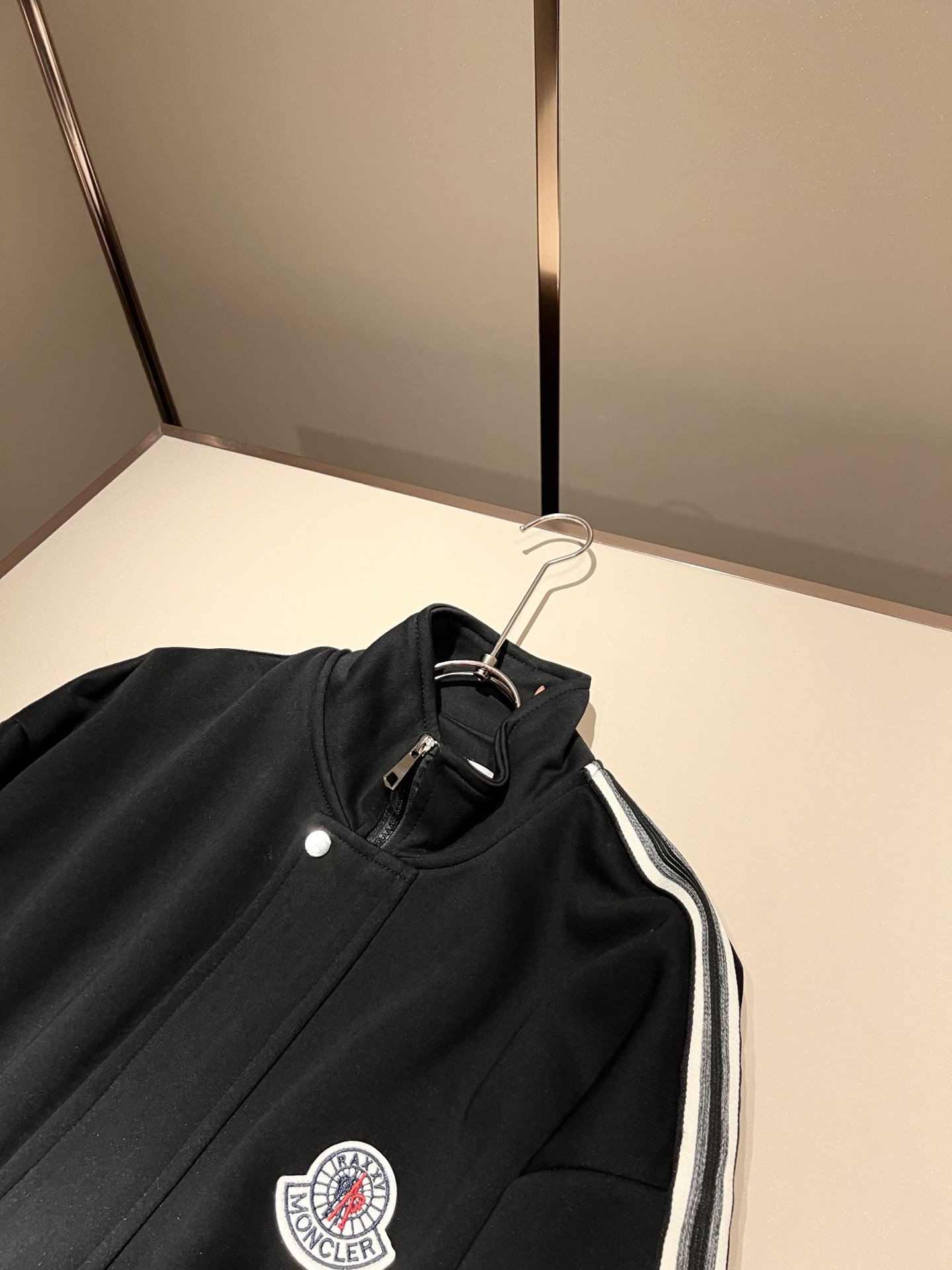 Moncl*r蒙*口 2025秋冬新款男士休闲套装！今年的专柜新品，男士超软面料帅酷爆款 时尚都市百搭款