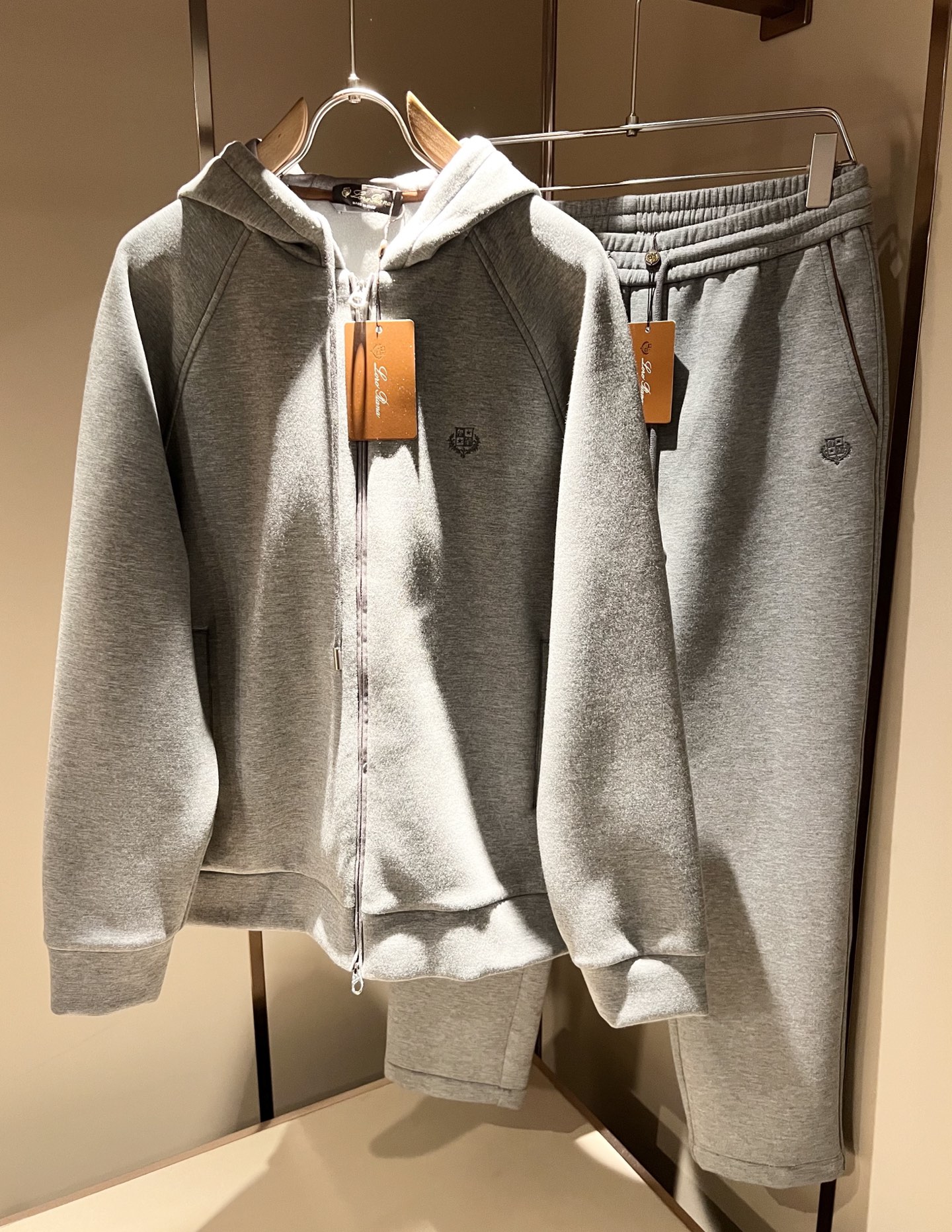 Loro Piana诺悠翩雅 2025秋冬男士套装，最新的贸易订单全品相！！网红款！上身舒适透气，不僵硬