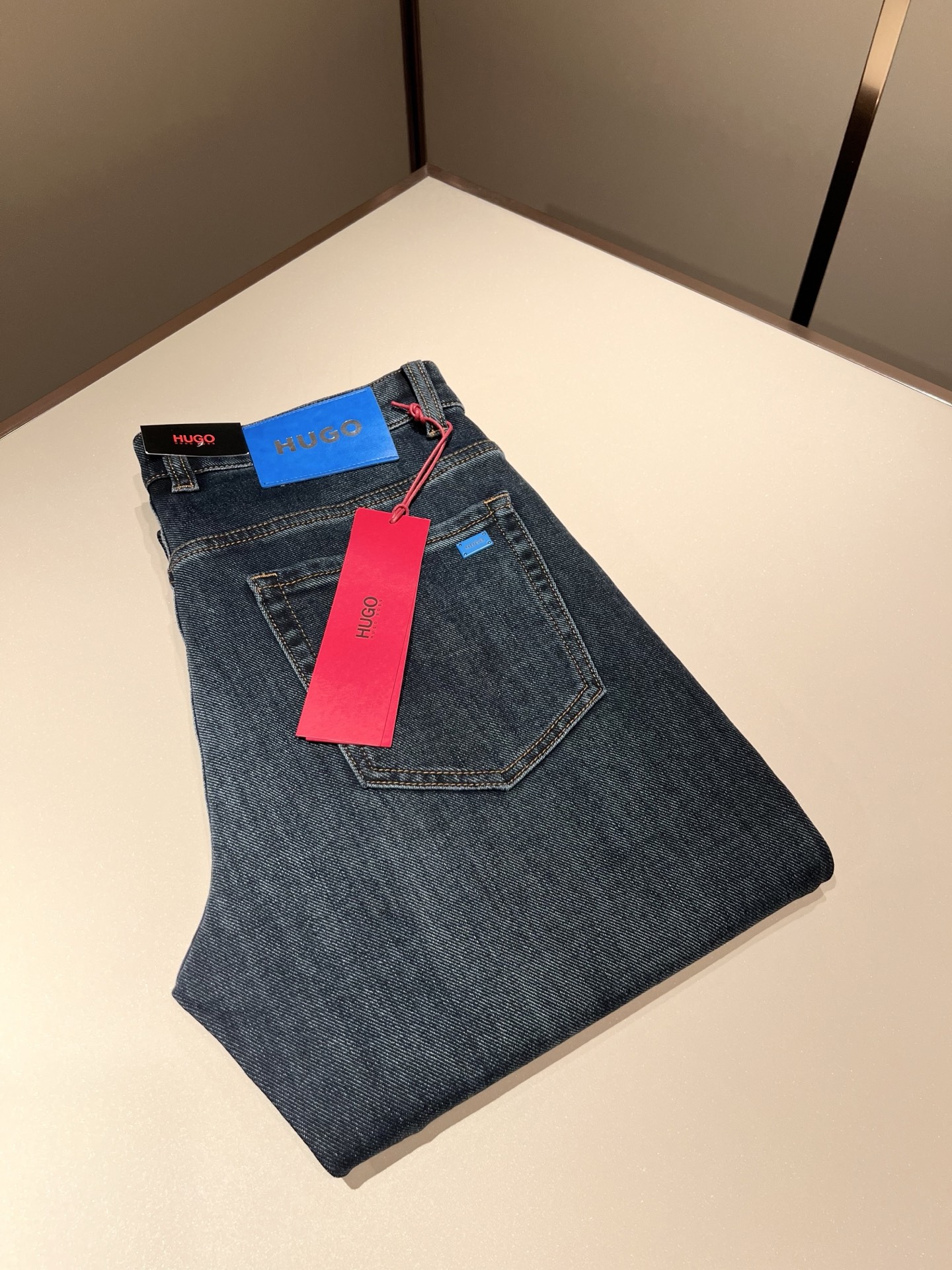 NO:612642,HUGO BOSS 2025 autumn and winter new products are on sale!  High-end denim is versatile and pragmatic without being sensational!  Limited edition for Hong Kong, Macao and Taiwan!  !  Three-dimensional cutting pure cotton material!  Undertaken by a Taiwanese foreign trade company, the material is exquisite and delicate and seems to be patented. High quality, customized original logo leather design!  Not only the materials, colors and styles are carefully crafted, but the life philosophy behind the design coincides with the dual mentality of modern people pursuing practicality and fashionable beauty. It achieves a perfect balance between function and aesthetics. It is not only a display of fashion trends, but also the ultimate in modern aesthetics. P's vision is not limited to an indispensable component of the core value of a fashion brand, an alternative to mature styles, sizes 29-40, alexander wang19860909HUGO BOSS 雨果博斯 2025秋冬新品发售！牛仔高级百搭实用主义不哗众取宠！港澳台地区限定款！！立体裁剪纯棉材质！台湾外贸公司承接、材质精致细腻似乎是专利品质上乘 定制原版logo皮革设计！不仅在材料、颜色与款式工夫,设计背后的生活哲学正巧契合现代人追求切身实用与流行美观的双重心态,在机能与美学之间取得完美平衡,不但是时尚潮流的展现,更是现代美学的极致.P的视野并没有局限时尚品牌核心价值中不可或缺的组成部分、的另一种选择替代风格成熟、尺码29-40,,alexander wang,Men's clothing