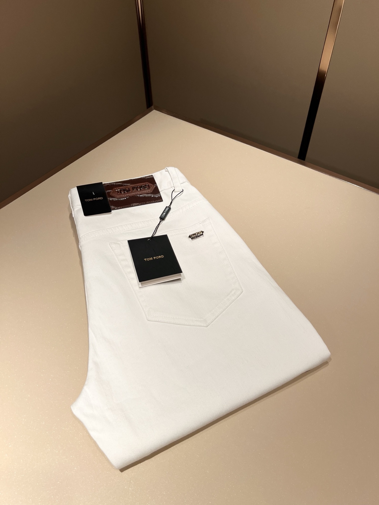 NO:612652,TOM FORD Tom Ford 2025 autumn and winter new products are on sale!  High-end denim is versatile and pragmatic without being sensational!  Limited edition for Hong Kong, Macao and Taiwan!  !  Three-dimensional cutting pure cotton material!  Undertaken by a Taiwanese foreign trade company, the exquisite and delicate materials seem to be Prada’s patented high-quality customized original hardware logo design!  Not only the materials, colors and styles are carefully crafted, but the life philosophy behind the design coincides with the dual mentality of modern people pursuing practicality and fashionable beauty. It achieves a perfect balance between function and aesthetics. It is not only a display of fashion trends, but also the ultimate in modern aesthetics.19860909TOM FORD 汤姆福特 2025秋冬新品发售！牛仔高级百搭实用主义不哗众取宠！港澳台地区限定款！！立体裁剪纯棉材质！台湾外贸公司承接、材质精致细腻似乎是普拉达专利品质上乘 定制原版五金logo设计！不仅在材料、颜色与款式工夫,设计背后的生活哲学正巧契合现代人追求切身实用与流行美观的双重心态,在机能与美学之间取得完美平衡,不但是时尚潮流的展现,更是现代美学的极致.P的视野并没有局限时尚品牌核心价值中不可或缺的组成部分、的另一种选择替代风格成熟、尺码29-40,,tom ford,prada,alexander wang,Men's clothing