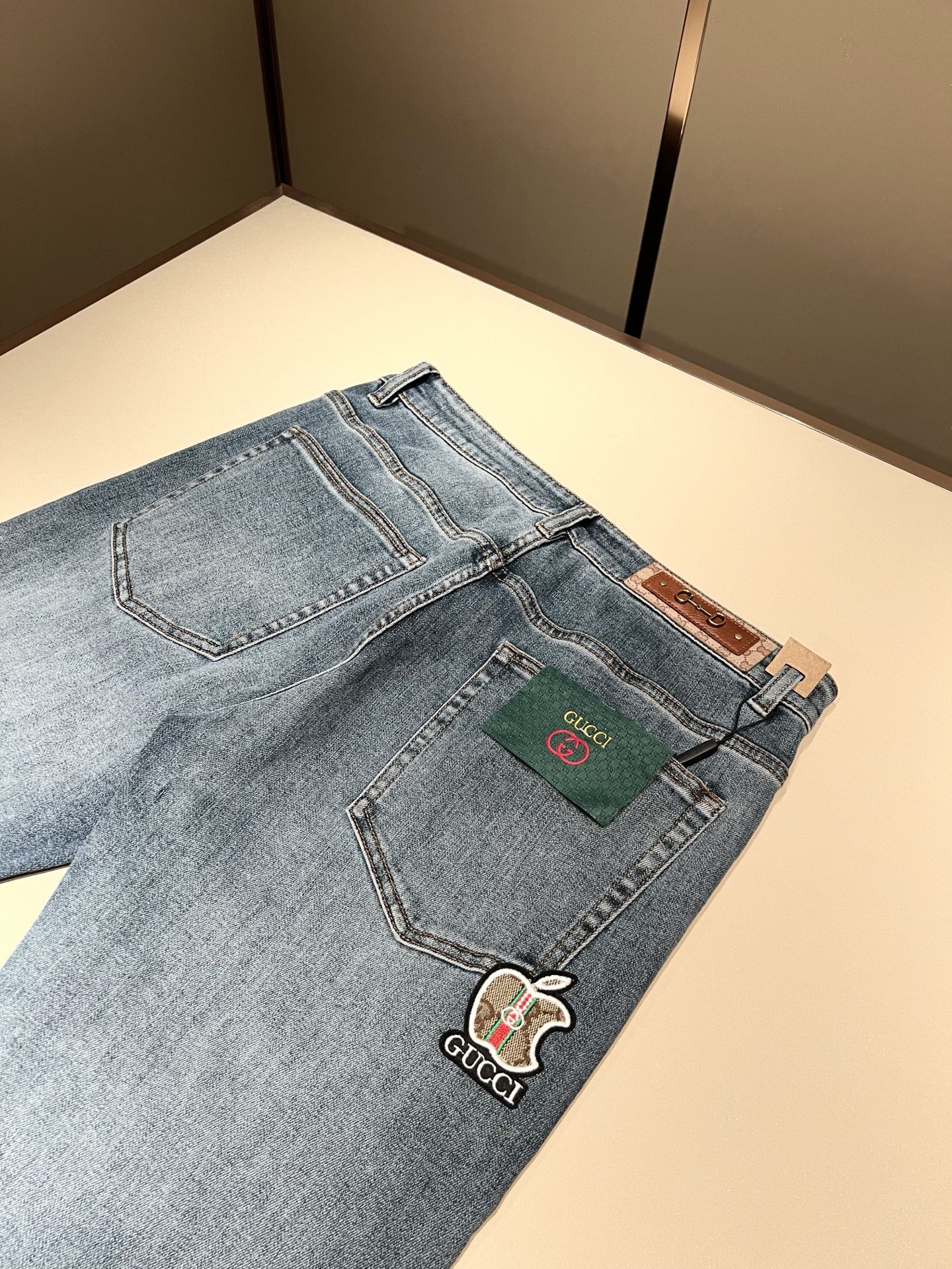 Guc*古奇 2025秋冬新品男士高端休闲百搭四季通勤修身剪裁牛仔裤！对于粉丝来说，这样大气的经典设计足