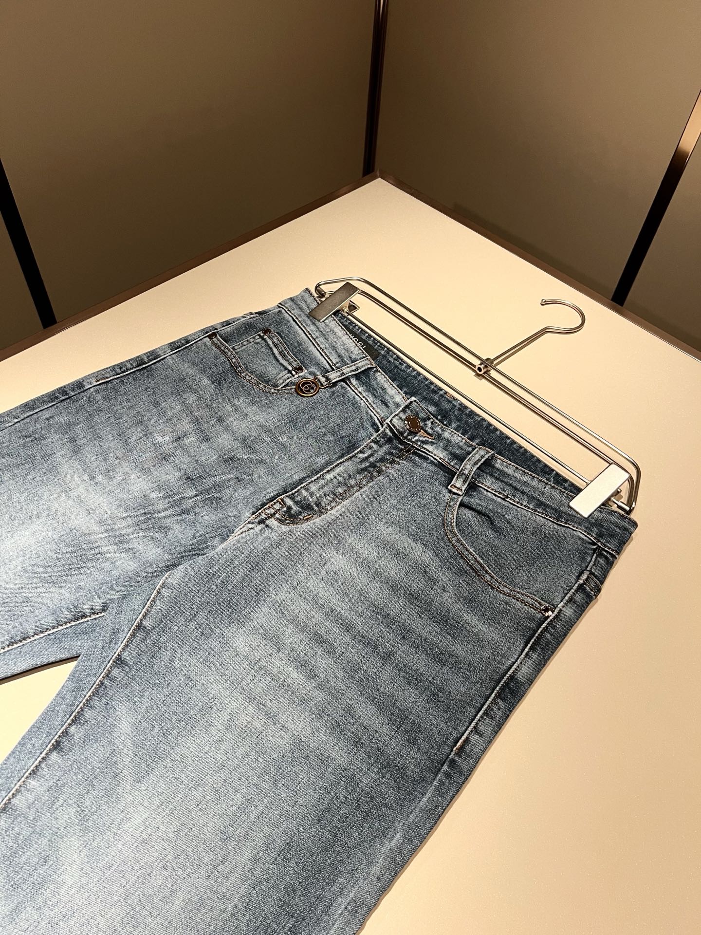 Guc*古奇 2025秋冬新品男士高端休闲百搭四季通勤修身剪裁牛仔裤！对于粉丝来说，这样大气的经典设计足