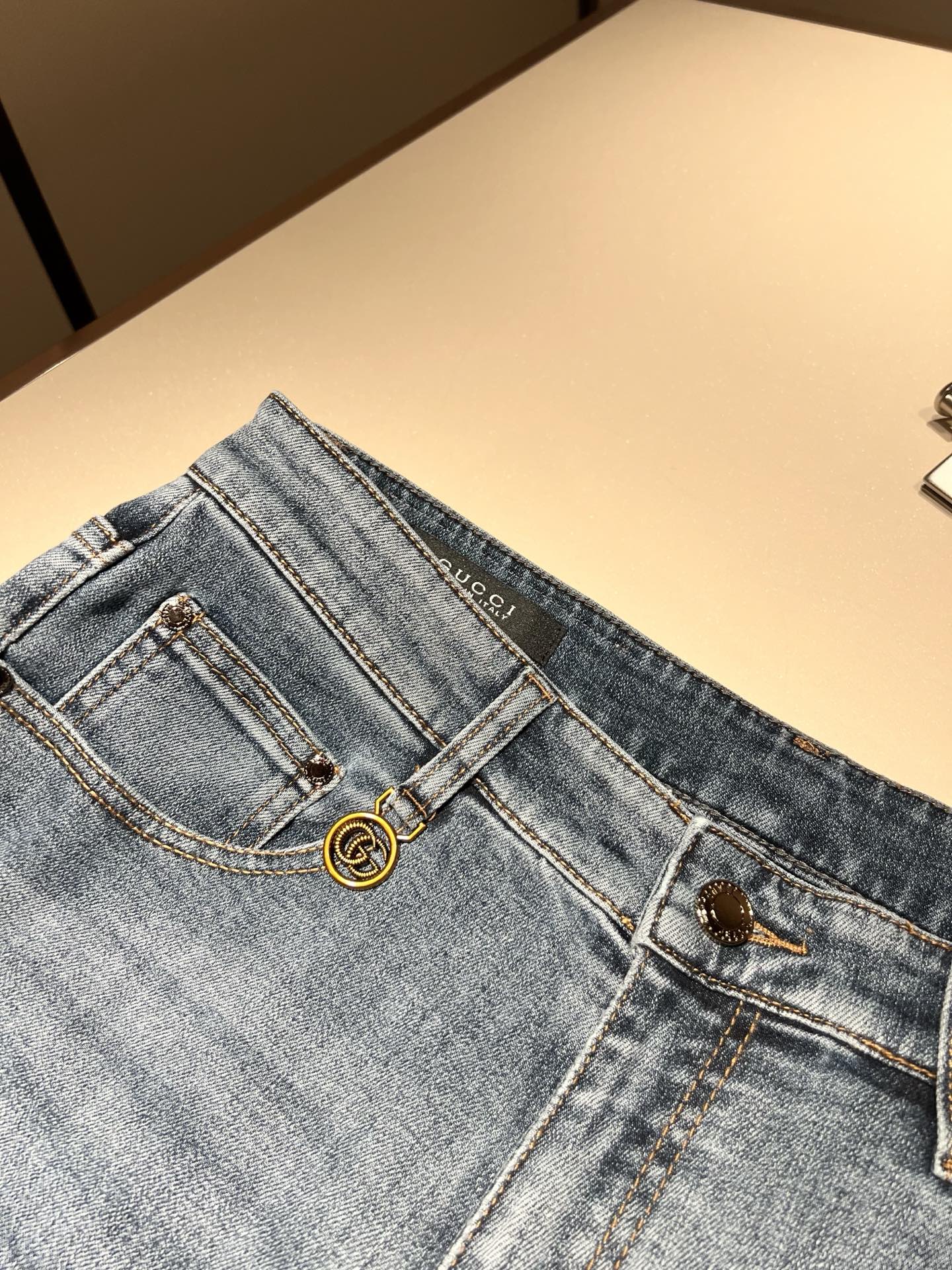 Guc*古奇 2025秋冬新品男士高端休闲百搭四季通勤修身剪裁牛仔裤！对于粉丝来说，这样大气的经典设计足