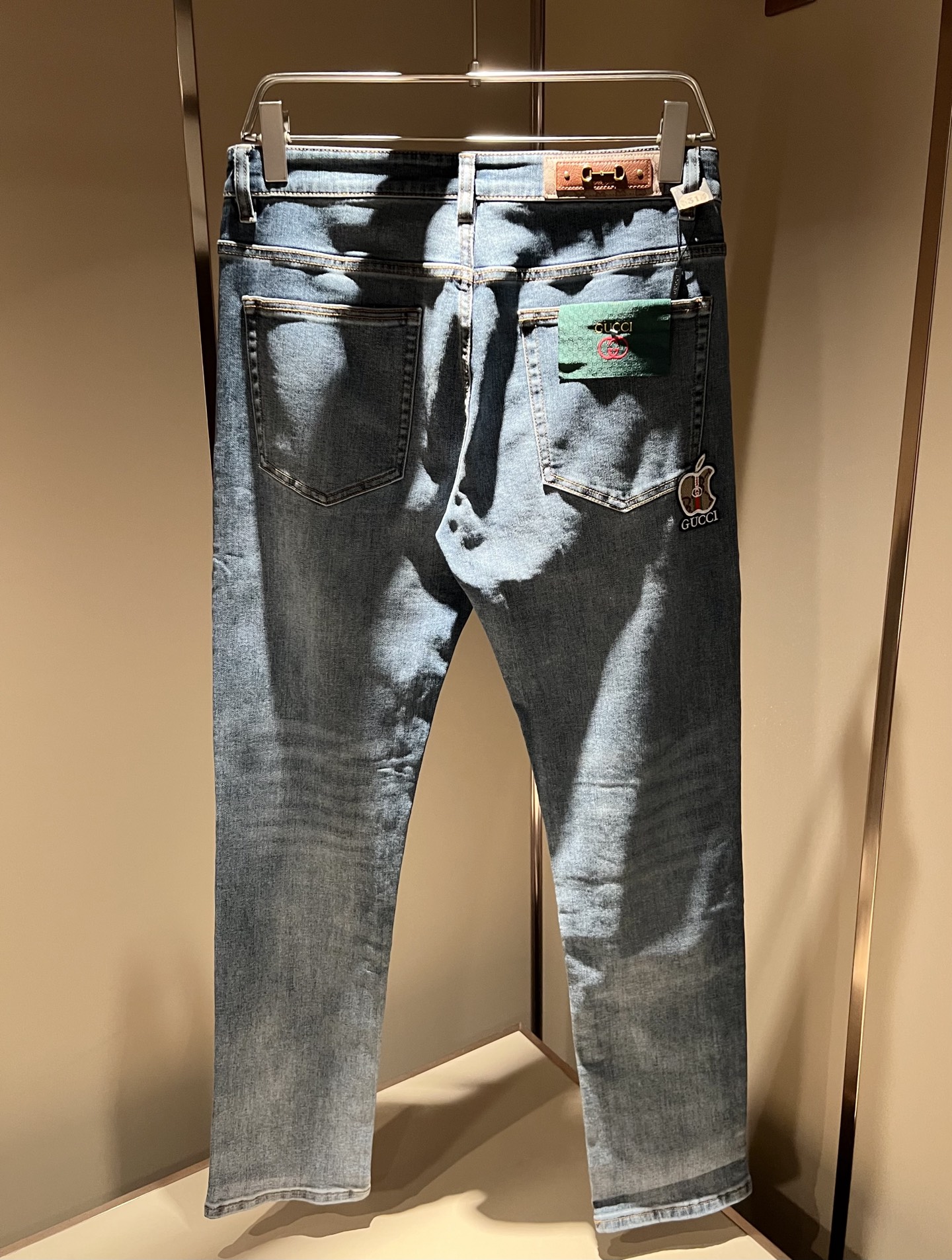 Guc*古奇 2025秋冬新品男士高端休闲百搭四季通勤修身剪裁牛仔裤！对于粉丝来说，这样大气的经典设计足