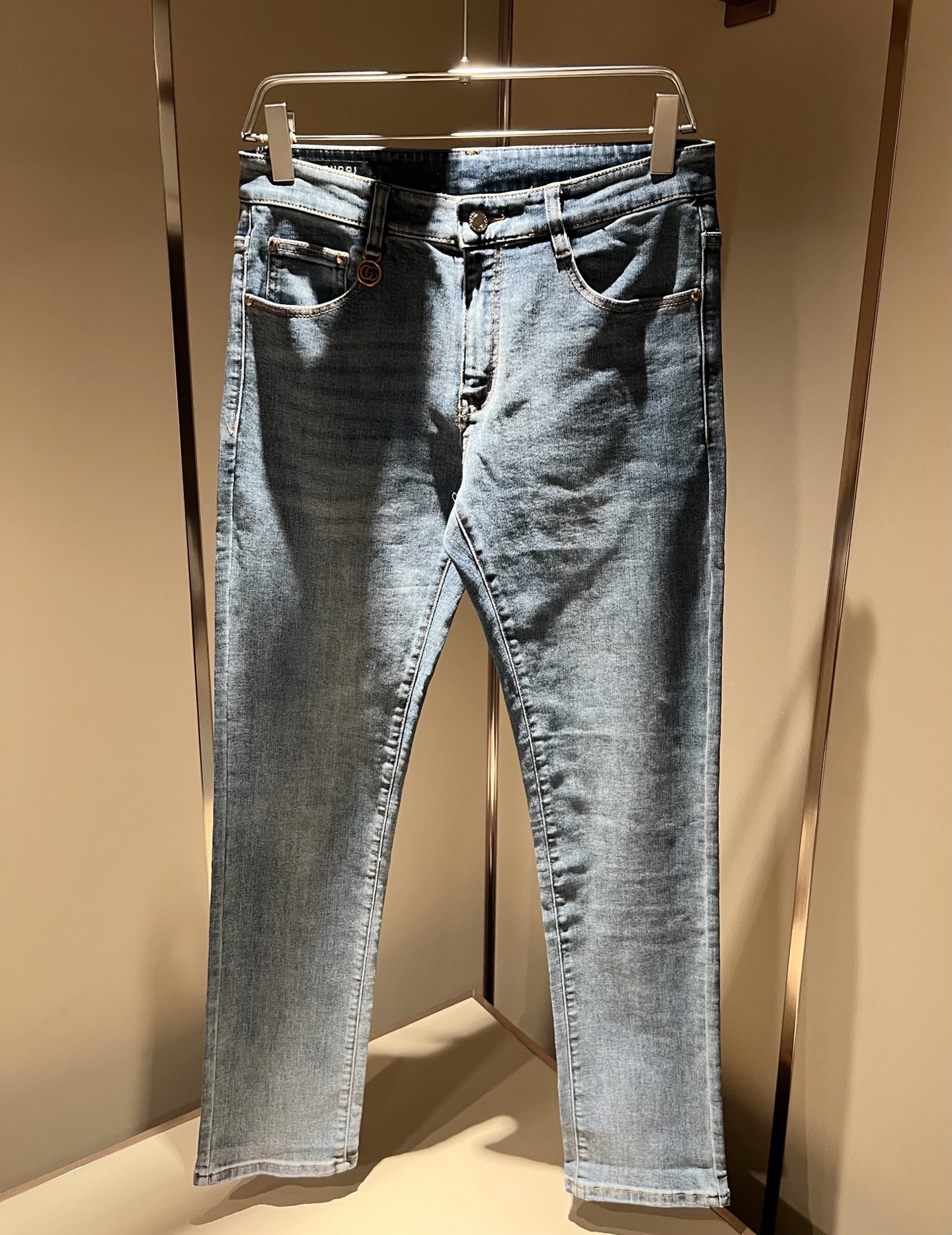 Guc*古奇 2025秋冬新品男士高端休闲百搭四季通勤修身剪裁牛仔裤！对于粉丝来说，这样大气的经典设计足