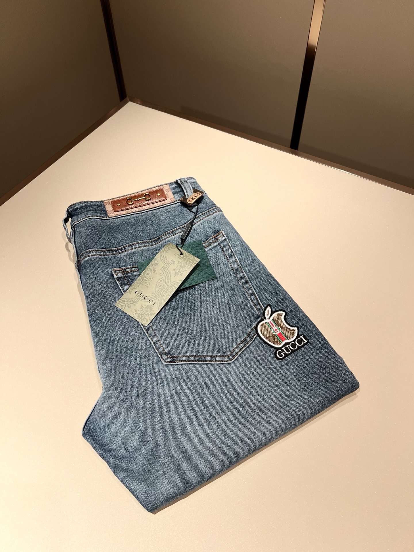 Guc*古奇 2025秋冬新品男士高端休闲百搭四季通勤修身剪裁牛仔裤！对于粉丝来说，这样大气的经典设计足