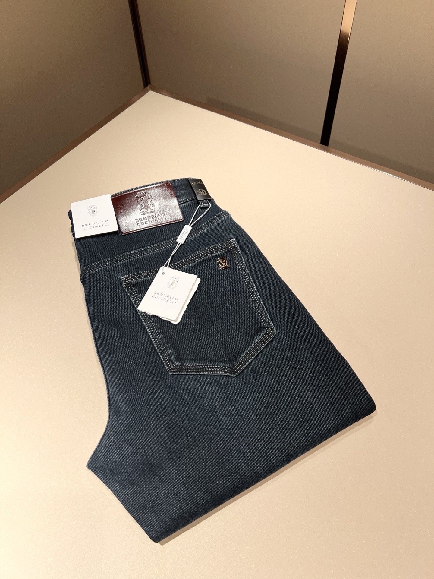 NO:614779,BC-Brunello Cucineli 2025 autumn and winter new men's fashion high-end casual jeans, Hong Kong channel goods, original Japanese factory production, pure blood quality, perfect continuation of the essence and genes of the LOE* family, from the main fabric to the detailed craftsmanship, all demonstrate the ingenuity of quality, use multiple brand elements to interpret, select precious cowhide material to build the logo waist brand design!  A soulful expression of identity!  We provide customers with high-grade imported pure cotton fabrics, very high-end and fashionable detailed craftsmanship, and the red ear cloth is made by a specific antique loom. This element represents the identity and rank of the jeans, which is worth savoring!  It is invincible in terms of matching, interpreting the versatility in place, paying attention to the details, all the accessories are supplied by foreign merchants, the tailoring is fit and slim, and the upper body butt lifting effect is excellent. It is a styling item that can only be found but not sought after!  Size 29-40,,brunello cucinelli,loewe,jeans,cowhide,alexander wang19860909BC-Brunello Cucineli 2025秋冬新品男士时装款高端休闲牛仔裤,香港洋行渠道货,日本原厂出品,纯血统品质,完美延续了LOE*家的精髓与基因,从主体面料到细节工艺,无不彰显出品质的匠心所在,运用多个品牌元素标识来诠释,选取矜贵的牛皮材质构建logo腰牌设计！属于灵魂式的身份彰显！客供高级进口的纯棉面料,非常高级且时髦的细节工艺,赤耳布是由特定古董织布机完成,此元素代表着牛仔裤的身份及段位,非常值得细品悦人！在搭配上所向无敌,把百搭阐释到位,细节匠心考究,辅料皆为外商客供,剪裁合体修身,上身提臀效果绝佳,可遇而不可求的造型单品！尺码29-40,,brunello cucinelli,loewe,jeans,cowhide,alexander wang,Men's clothing