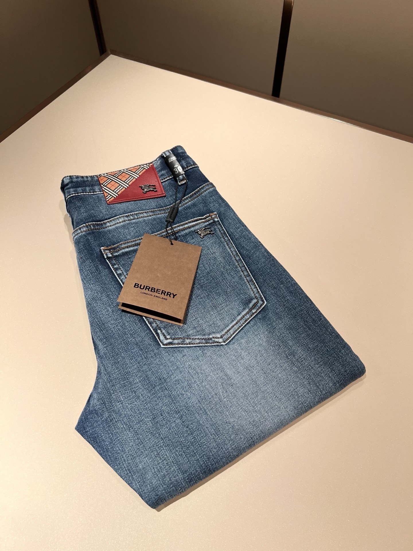 NO:612617,BURBER*Y 2025 autumn and winter new men's high-end casual and versatile jeans!  For BUR fans, such an elegant classic design is enough to attract attention at a glance. It is the most handsome series among all BUR jeans this year. I only need to take a look to know that this will definitely be a sensational hit and popular all over the Internet. It is made of classic slim-fitting three-dimensional tailoring and is equipped with the latest logo pattern waistband design!  A very representative waist brand modification!  It simply and easily demonstrates the charm of the brand, and naturally presents specifications, grades, fashion and trendy effects. It has perfect matching performance and can easily wear with a sense of luxury and high-end effects!  Made of top quality imported Japanese washed denim cotton, it is very comfortable, breathable and has a natural drape, making it suitable for all year round wear!  !  This style of jeans is made with a three-dimensional cut and a small straight fit. Its single-matching magic and practical wearability are understandable. Whether you are wearing it for daily wear or appearing on the high street, it is the best choice. It is super charming!  It also demonstrates the authentic original flavor of BUR, and also perfectly demonstrates its specifications and rank!  Obviously, this is a great product that you must buy. Whether you are a fan of BUR or not, you must buy this product. It is a highly recommended product!  Size 29-40,,burberry,jeans,alexander wang19860909BURBER*Y巴*莉 2025秋冬新品男士高端休闲百搭牛仔裤！对于BUR粉丝来说,这样大气的经典设计足矣一眼种草,是今年BUR所有牛仔裤当中最帅的一个系列,我只需要看一眼就知道,这绝对会是一个引起轰动的爆款,而且全网风靡,经典的修身立体剪裁版型打造,配置了最新的logo图案腰牌工艺设计！极具代表性腰牌修饰！简单轻松的彰显出品牌魅力所在,自然而然的呈现规格,档次,时髦以及新潮效果,搭配性能满分,轻松穿出高级感与高端效果！顶级的进口日本洗水牛仔棉质打造,并舒适透气感满分,且垂感自然,适合一年四季的穿搭所需！！此款牛仔裤采用了立体裁剪小直筒版型打造,其单配魔力与实穿性是无可厚非的,不管你是日常穿搭还是高街出镜都是不二之选,超具魅力！更是彰显了地地道道的的BUR原味,同时也是完美的展现了其规格和段位所在！很显然,这是一款绝对要收的重磅好货,不管你是不是BUR的粉丝,此款你都必须要收,极力推荐的好货！尺码29-40,,burberry,jeans,alexander wang,Men's clothing