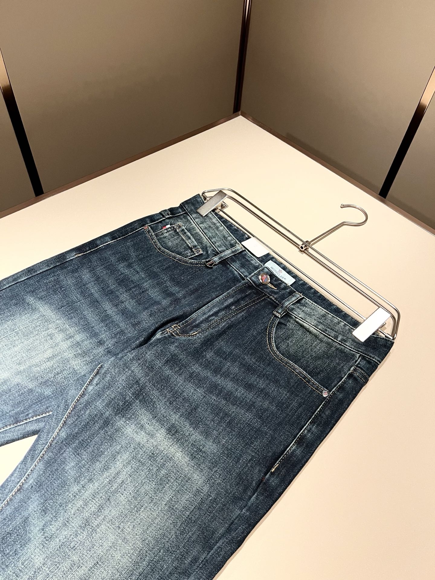 MONC蒙*口2025秋冬新款牛仔裤，贸易公司渠道稀出，同步官网发售！M稀缺渠道订单臻品，品质控闭眼收走