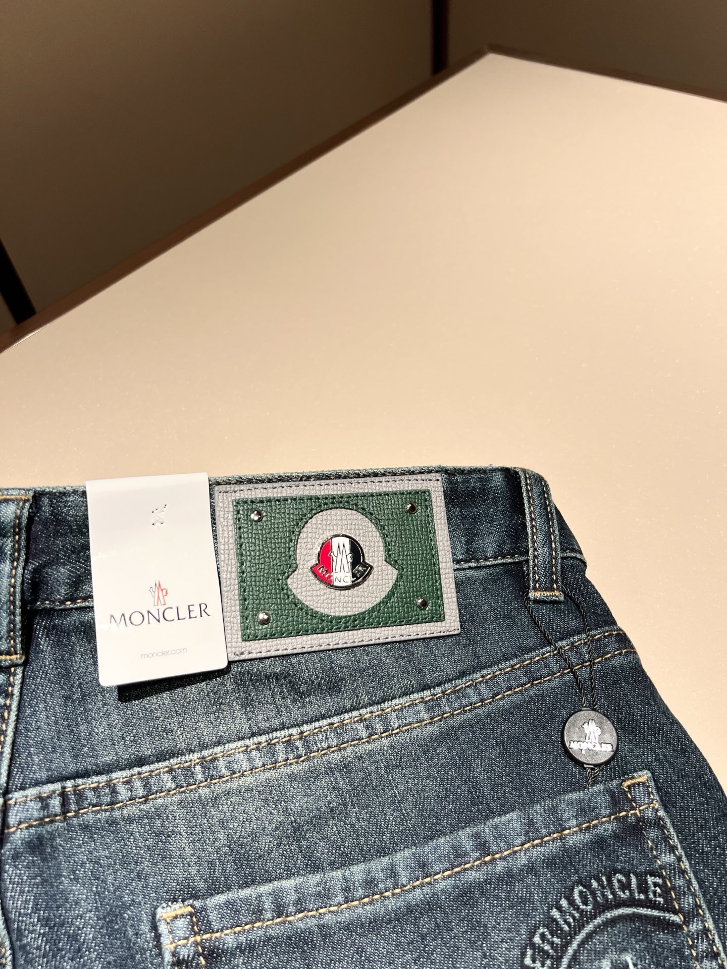 MONC蒙*口2025秋冬新款牛仔裤，贸易公司渠道稀出，同步官网发售！M稀缺渠道订单臻品，品质控闭眼收走