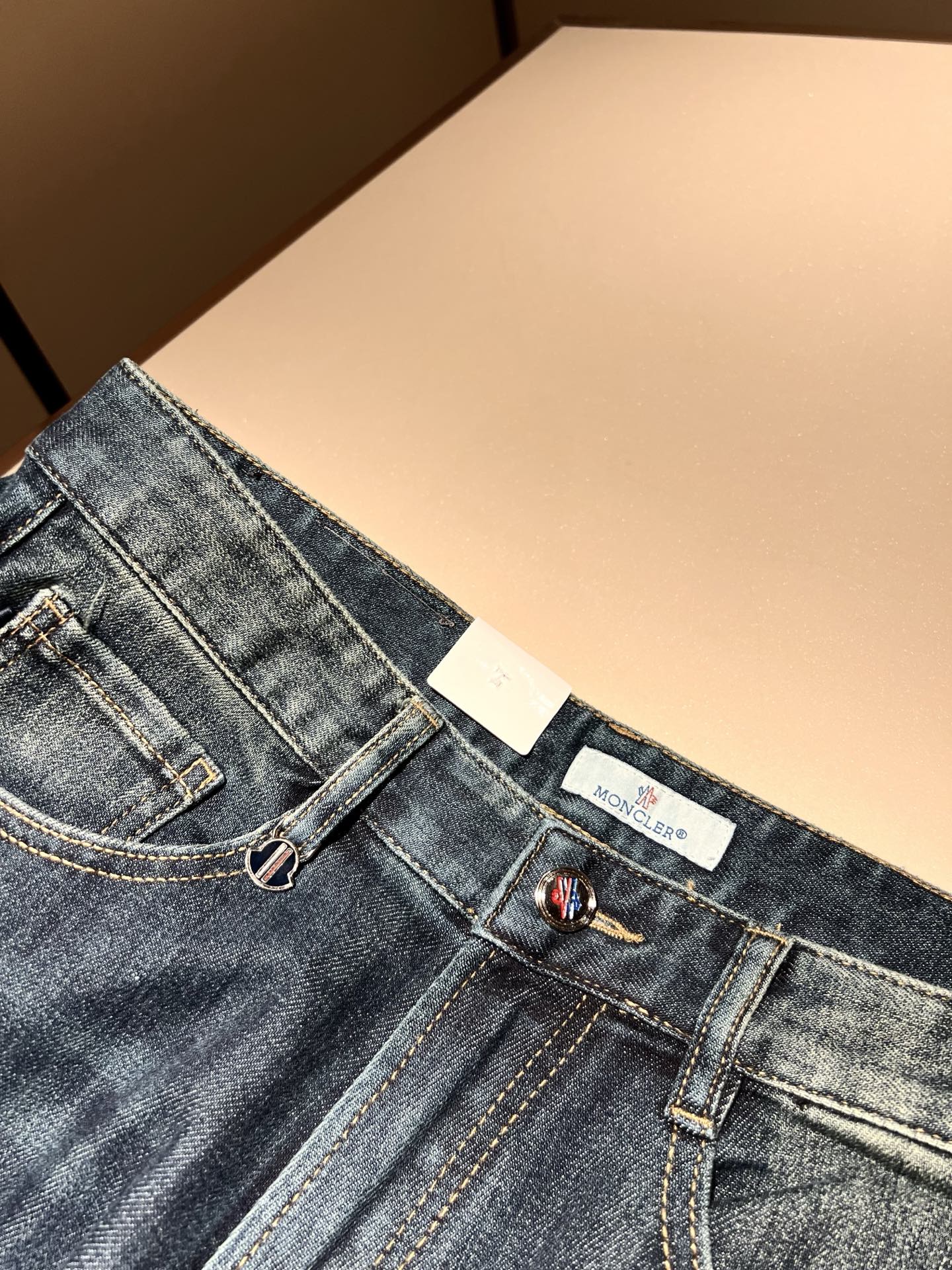 MONC蒙*口2025秋冬新款牛仔裤，贸易公司渠道稀出，同步官网发售！M稀缺渠道订单臻品，品质控闭眼收走