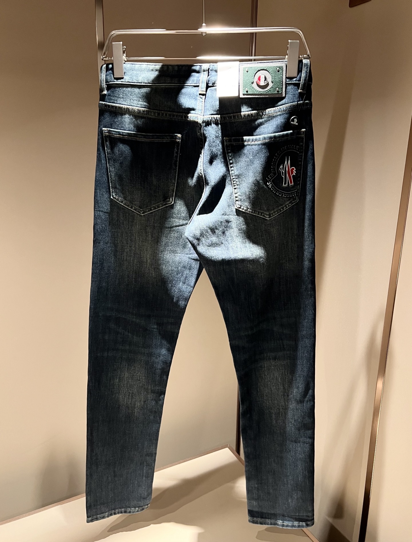 MONC蒙*口2025秋冬新款牛仔裤，贸易公司渠道稀出，同步官网发售！M稀缺渠道订单臻品，品质控闭眼收走