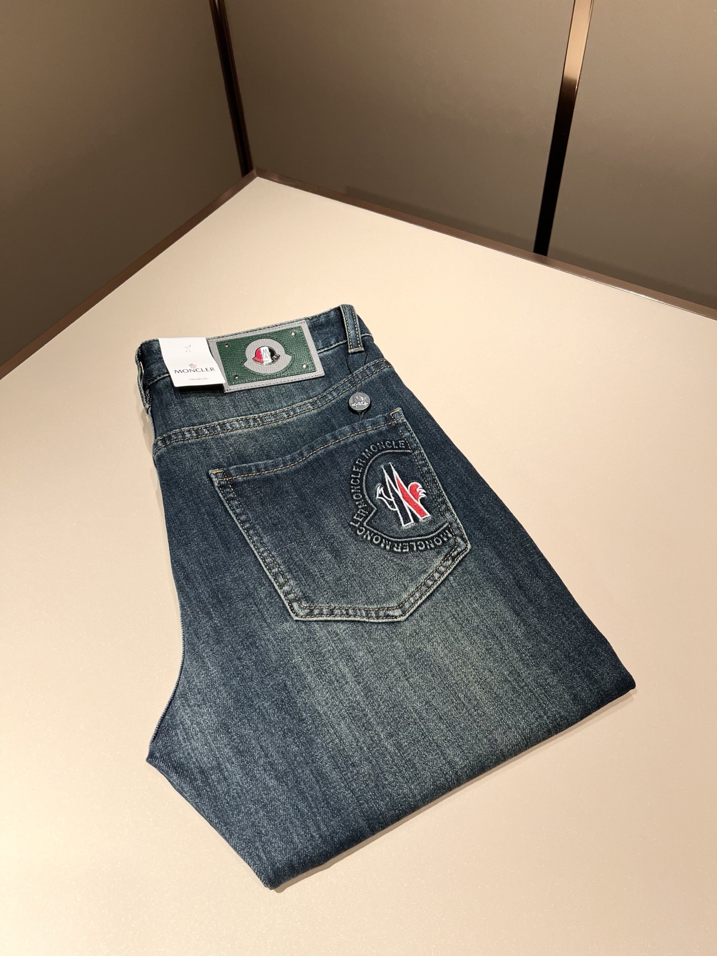 NO:608242,MONC's 2025 autumn and winter new jeans are rarely available through trading company channels and will be sold simultaneously on the official website!  M rare channel orders for high-end products, quality control, close your eyes and take it away without regrets!  Customized original logo badge design!  These denim trousers are made of pure cotton imported from customers!  The top-grade denim fabrics are carefully crafted, and the combination of ingredients is very basic but super perfect. The twill texture on the surface is clear and natural, and the hand feels solid and tough. You will definitely be convinced when you get it, and it can withstand random counter inspections!  The pattern is also very good. It is a super slim pattern. If you come across it, just pick it up quickly. It will save you a lot of effort in matching!  Size 29-40,,jeans,alexander wang19860909MONC蒙*口2025秋冬新款牛仔裤,贸易公司渠道稀出,同步官网发售！M稀缺渠道订单臻品,品质控闭眼收走的不后悔款！定制原版logo徽章设计！本款牛仔长裤选用客供进口纯棉面料！顶级牛仔面料精心制作,成份组合很基础却又是超完美,表面斜纹肌里感清晰自然,手感瓷实有韧性,实物到手绝对让你为之诚服,经得起随意柜台支验！版型方面也非常出色,属于超显瘦的版型,能碰到的就赶紧收下,会让你在搭配方面省下不少力！尺码29-40,,jeans,alexander wang,Men's clothing