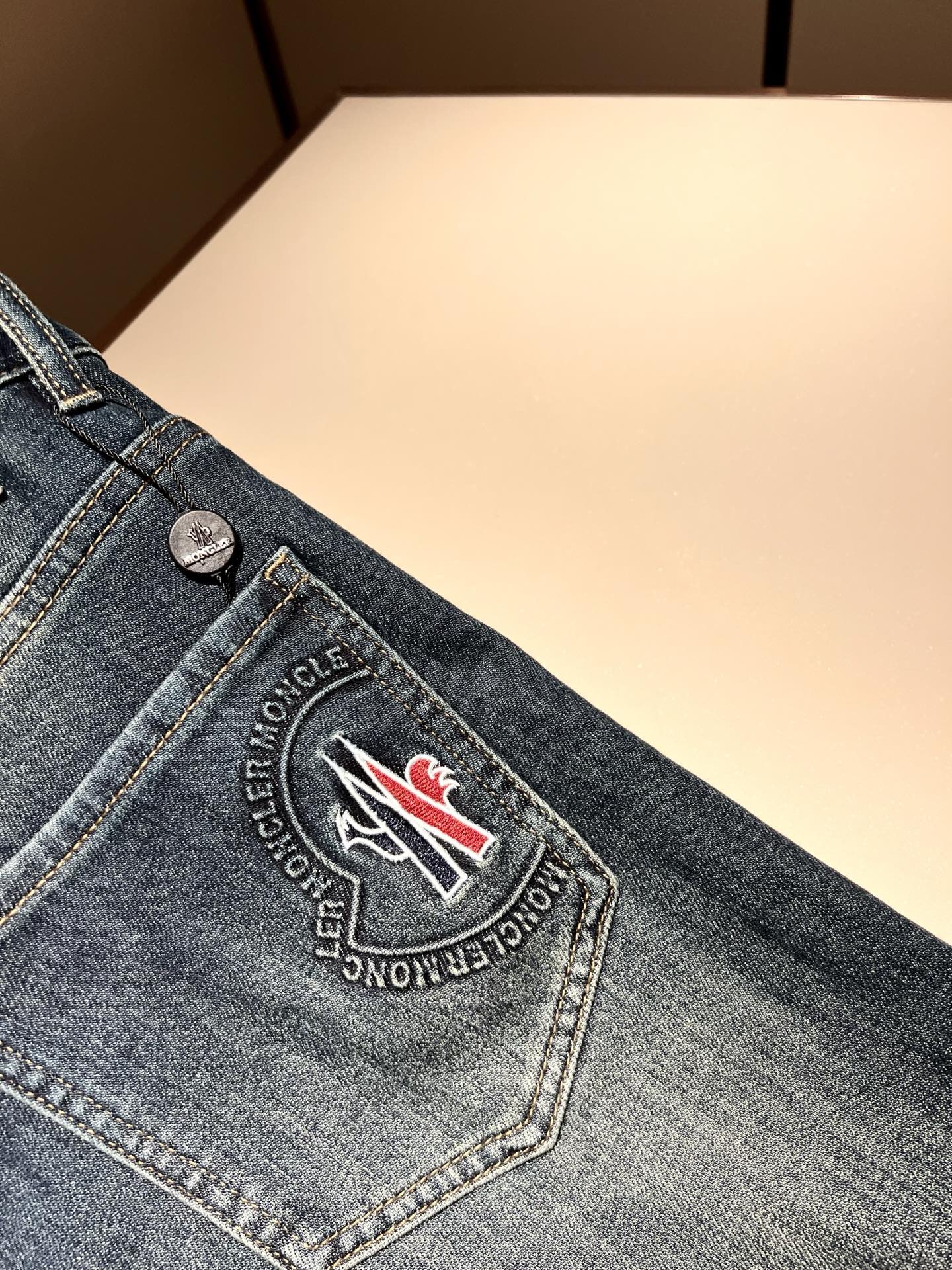 MONC蒙*口2025秋冬新款牛仔裤，贸易公司渠道稀出，同步官网发售！M稀缺渠道订单臻品，品质控闭眼收走