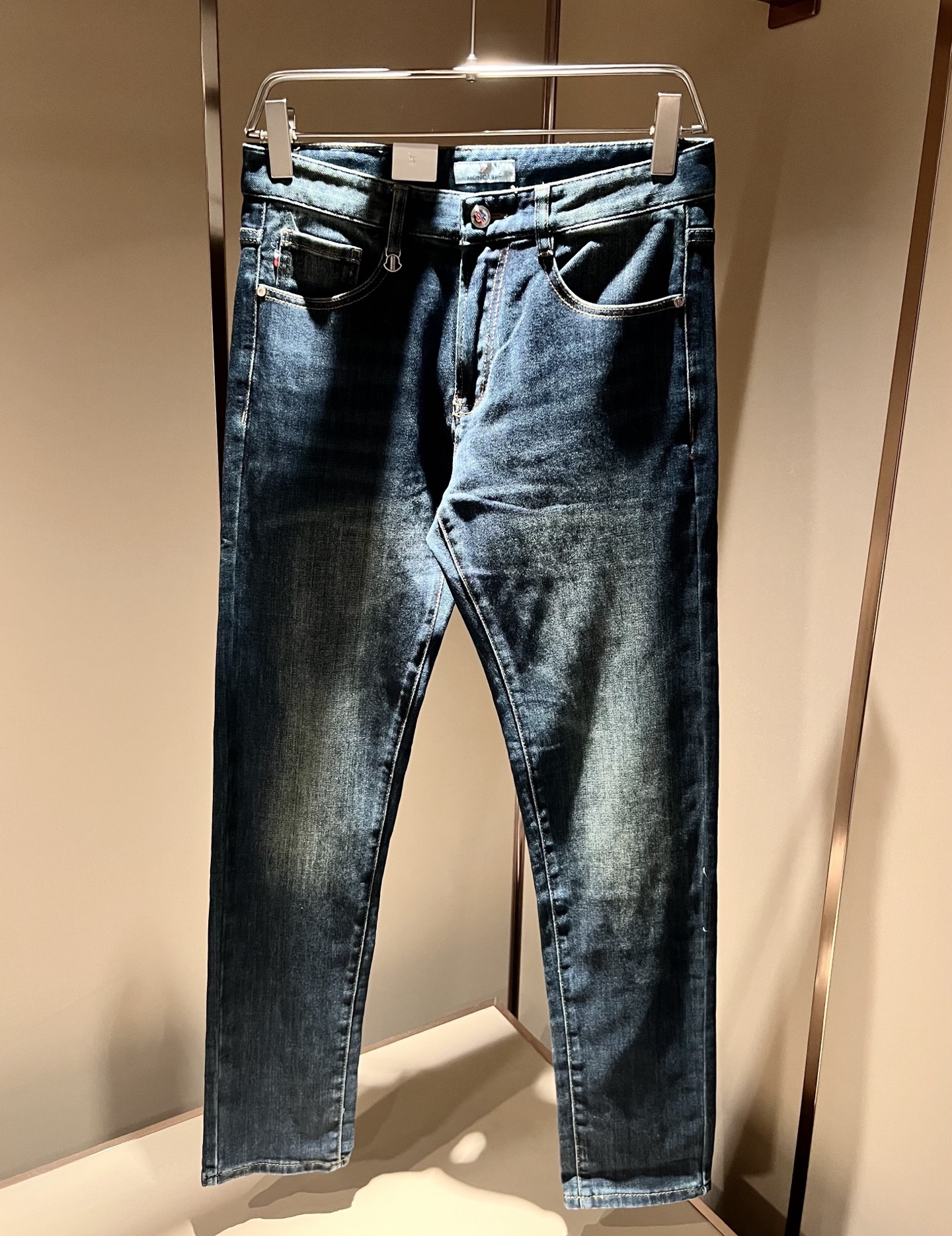 MONC蒙*口2025秋冬新款牛仔裤，贸易公司渠道稀出，同步官网发售！M稀缺渠道订单臻品，品质控闭眼收走