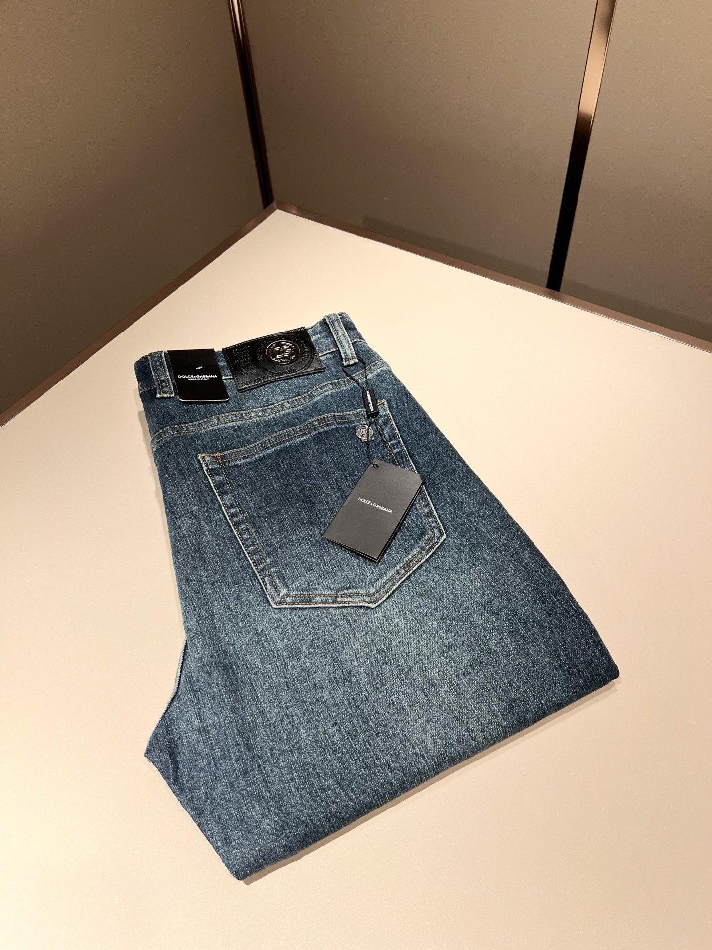 NO:614774,Dolce & Dolce&GABB*NA 2025 new autumn and winter jeans, washed naturally, not easy to deform and fade, three-dimensional tailoring, perfect shaping fabric, comfortable, soft and casual to match, comfort represents its interpretation of fashion and leisure, DG's consistent style, details reflect the brand's pursuit of quality, a bit of a hedonist, pays great attention to details, likes everything that is not formulaic, pursues freedom Dolce & Gabbana (DOLCE&GABB*NA)  His style is very unique. At the beginning of his business, he insisted on making his own plates and designing logos and waistband designs!  It was quite unique for the fashion world that was very particular about ostentation at that time. Sizes 29-40, Dolce&Gabbana, Dolce&Gabbana, jeans, alexander wang19860909Dolce & 杜嘉*纳 2025秋冬新品牛仔裤,水洗处理自然不易变形脱色、立体剪裁完美塑形面料质舒适柔软随意搭配、舒适代表它对时尚休闲的诠释是DG一贯作风细节处体现这个品牌对品质的追求,带点享乐主义者的味道,非常注重细节,喜欢一切非公式化的东西,追求自由杜嘉班纳 (DOLCE&GABB*NA) 的作风非常独特,创业之初坚持自己制版、设计标识logo腰牌设计！对于当时讲究排场的时装界,是相当独树一格的.尺码29-40,,Dolce&Gabbana,Dolce&Gabbana,jeans,alexander wang,Men's clothing