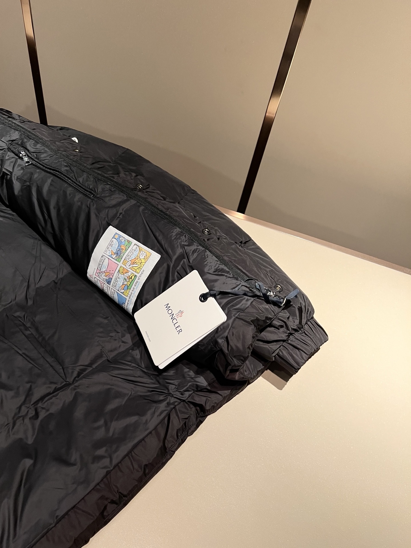 。Mon*ler蒙口 2025秋冬新款男女同款👫羽绒服 ！年度的压轴款登场...匠心技艺于一身的经典款.