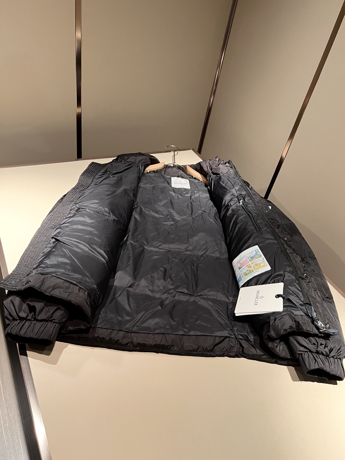 。Mon*ler蒙口 2025秋冬新款男女同款👫羽绒服 ！年度的压轴款登场...匠心技艺于一身的经典款.