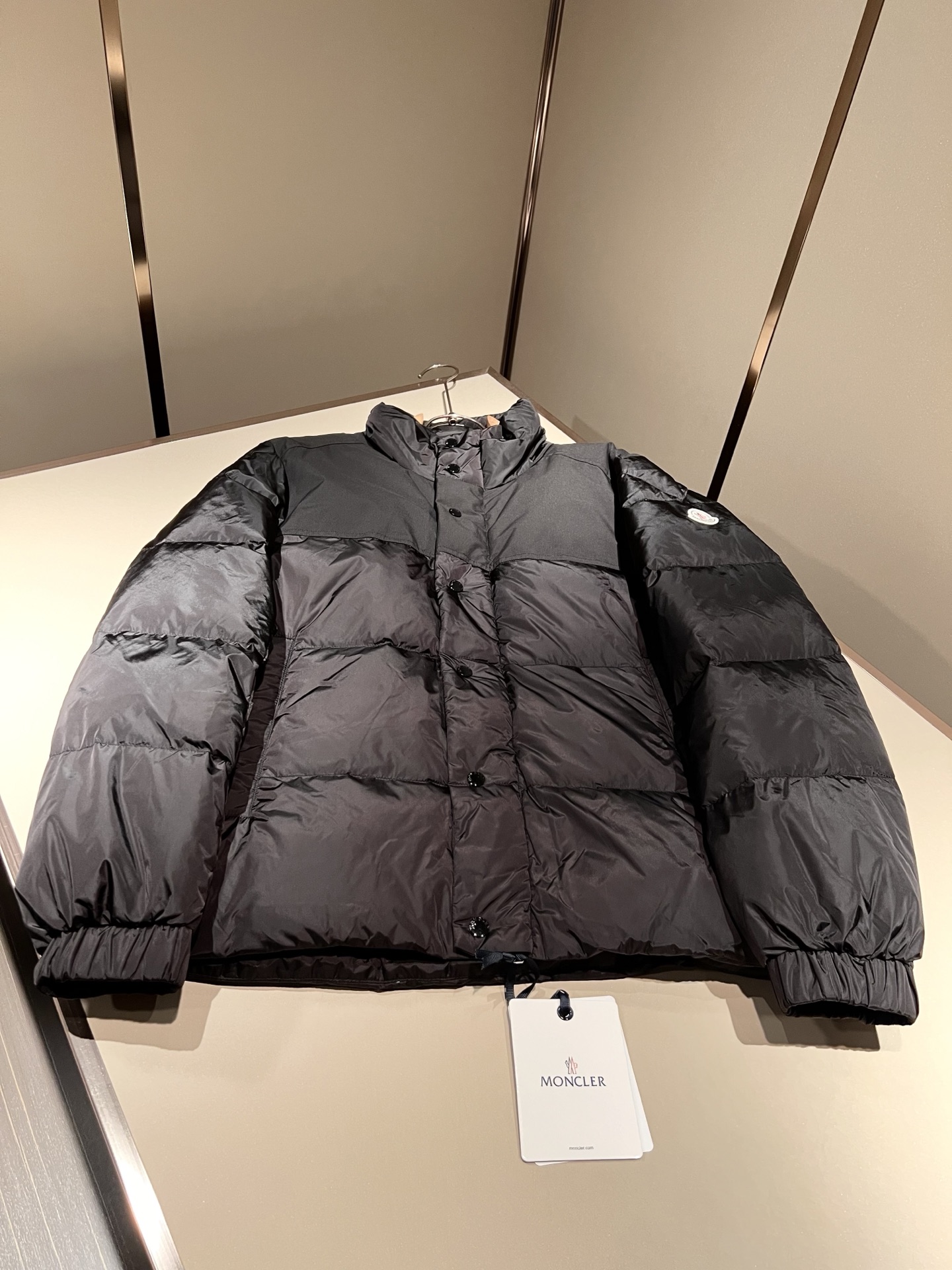 。Mon*ler蒙口 2025秋冬新款男女同款👫羽绒服 ！年度的压轴款登场...匠心技艺于一身的经典款.