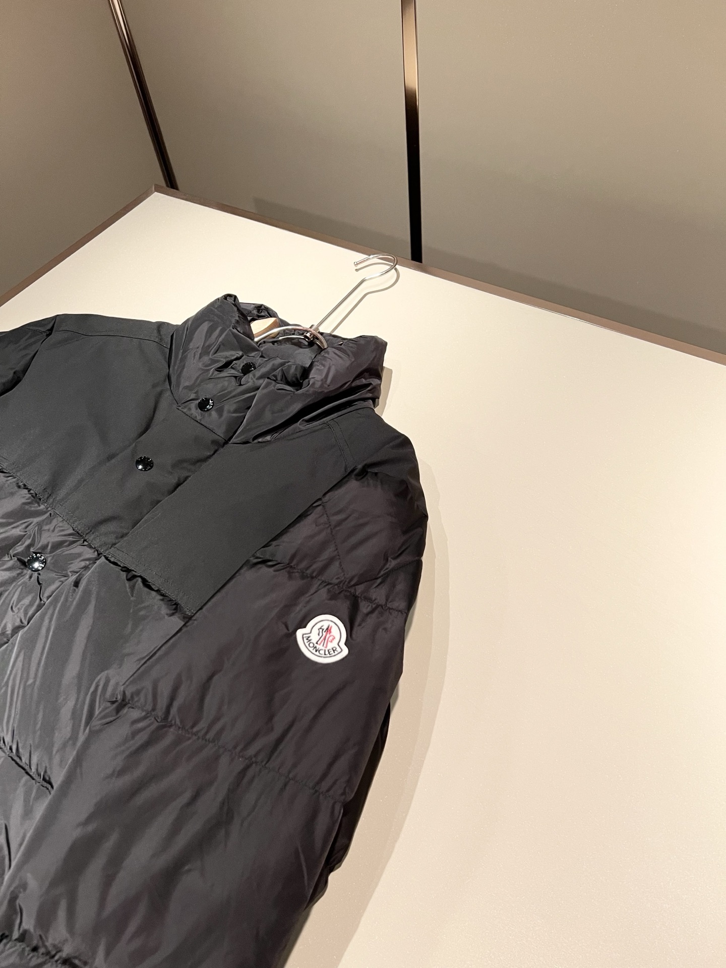 。Mon*ler蒙口 2025秋冬新款男女同款👫羽绒服 ！年度的压轴款登场...匠心技艺于一身的经典款.