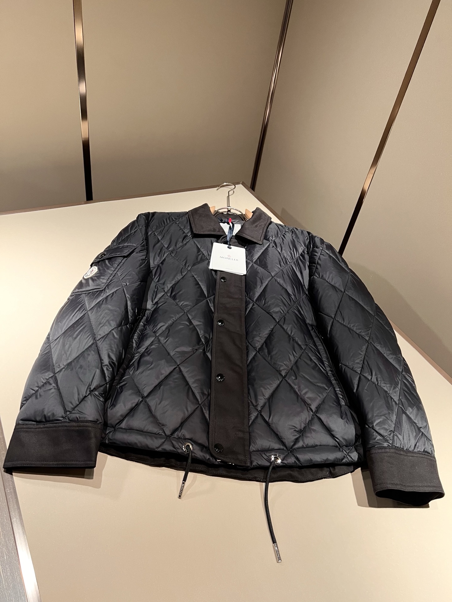 。 Mon*ler蒙口 2025秋冬新款男女同款👫羽绒服 ！年度的压轴款登场...匠心技艺于一身的经典款