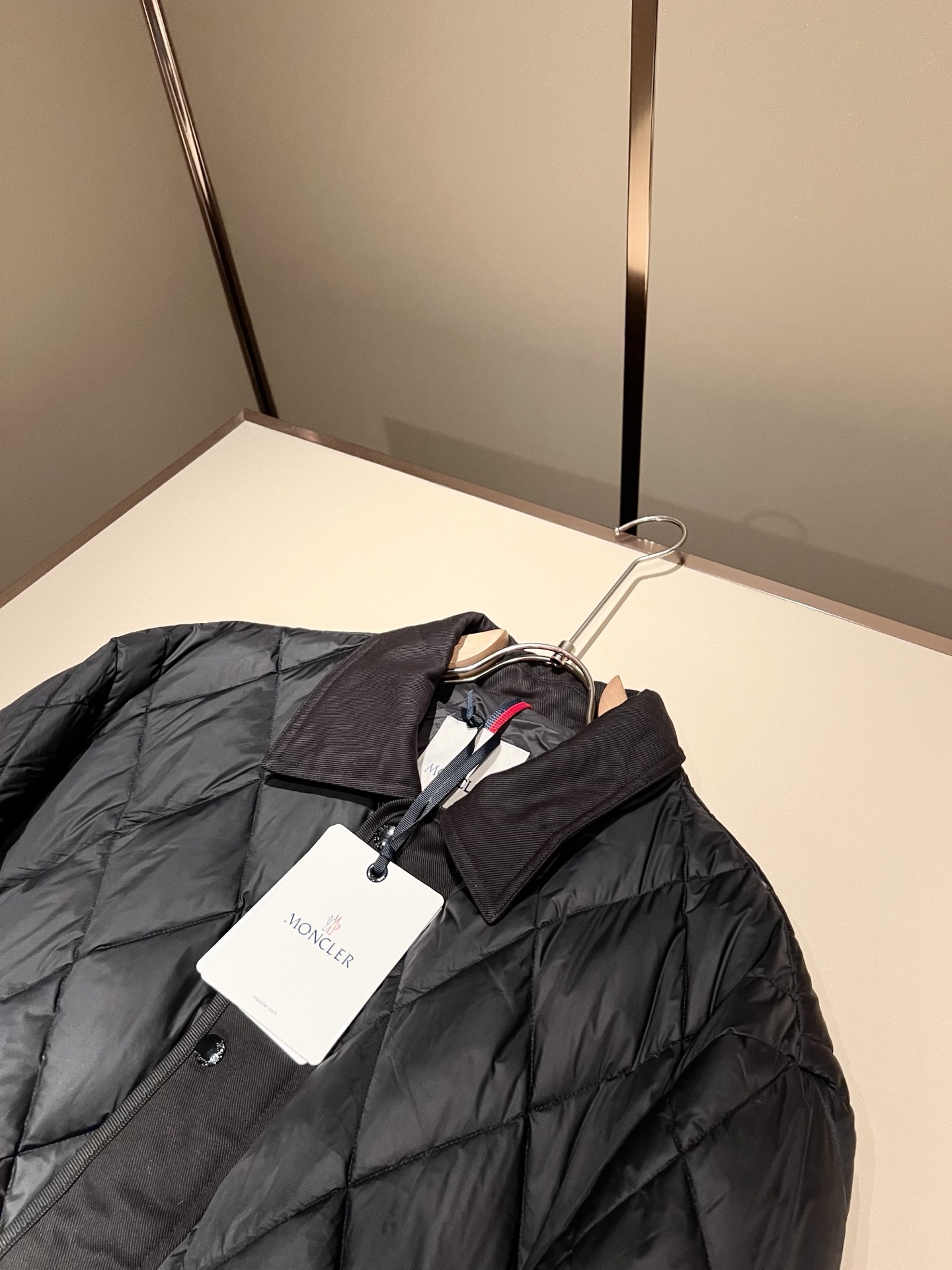 。 Mon*ler蒙口 2025秋冬新款男女同款👫羽绒服 ！年度的压轴款登场...匠心技艺于一身的经典款