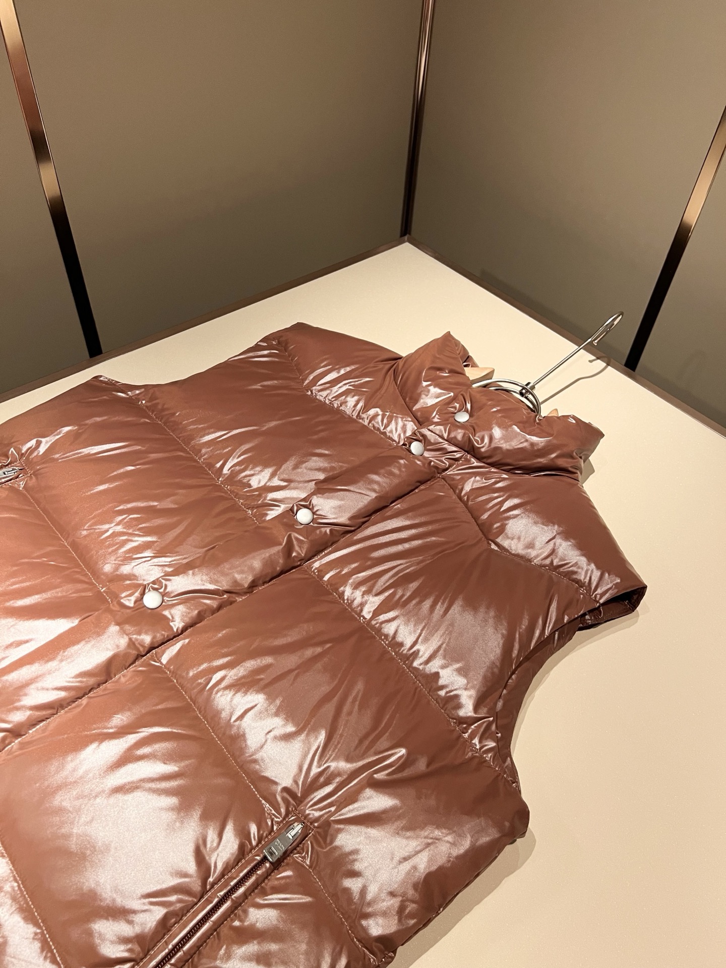 。 Prad*a 普*达2025秋冬男女同款👫羽绒服马甲外套，现货 Prad* 羽绒面料夹克 防水羽绒服