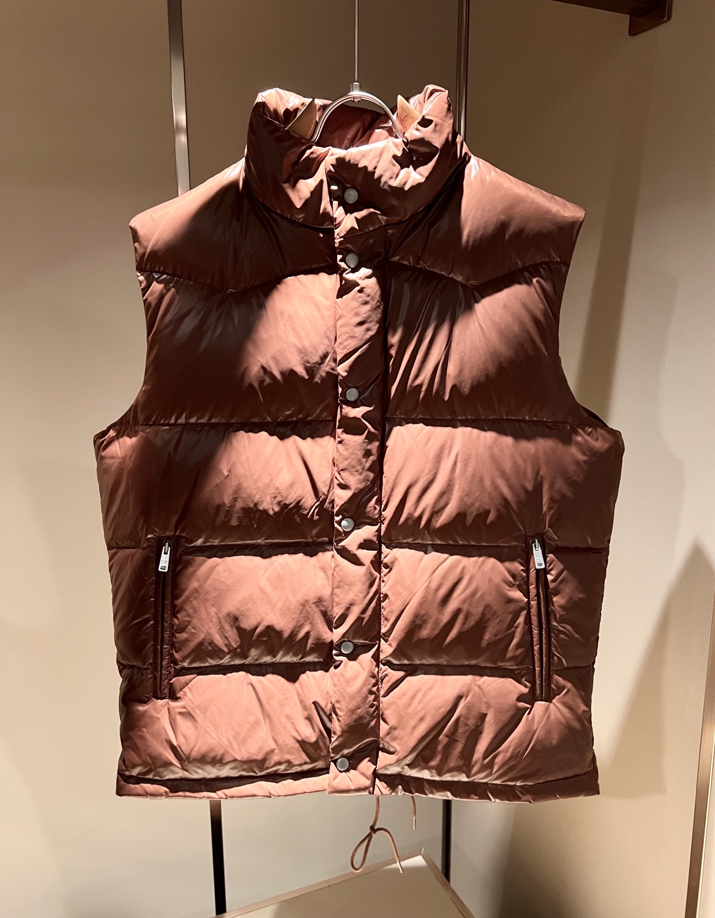 。 Prad*a 普*达2025秋冬男女同款👫羽绒服马甲外套，现货 Prad* 羽绒面料夹克 防水羽绒服