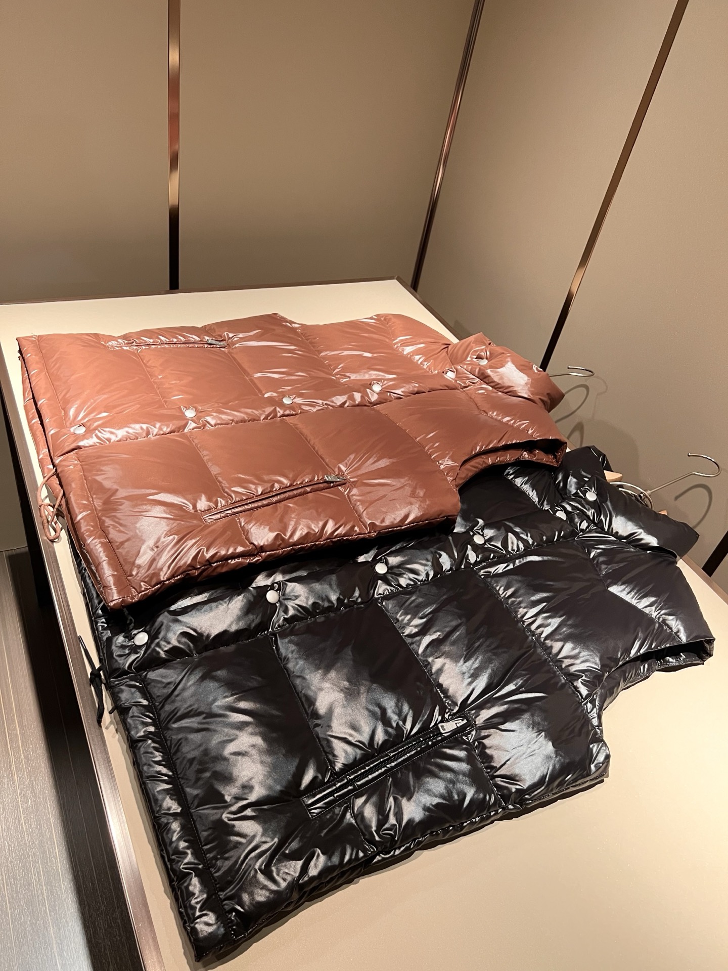 。 Prad*a 普*达2025秋冬男女同款👫羽绒服马甲外套，现货 Prad* 羽绒面料夹克 防水羽绒服