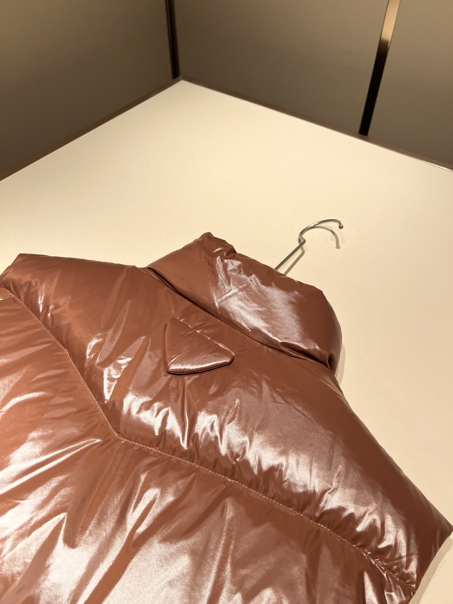 。 Prad*a 普*达2025秋冬男女同款👫羽绒服马甲外套，现货 Prad* 羽绒面料夹克 防水羽绒服