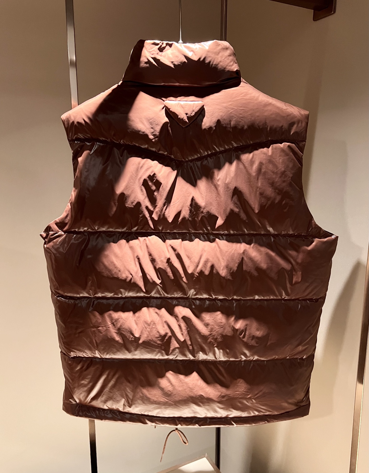 。 Prad*a 普*达2025秋冬男女同款👫羽绒服马甲外套，现货 Prad* 羽绒面料夹克 防水羽绒服