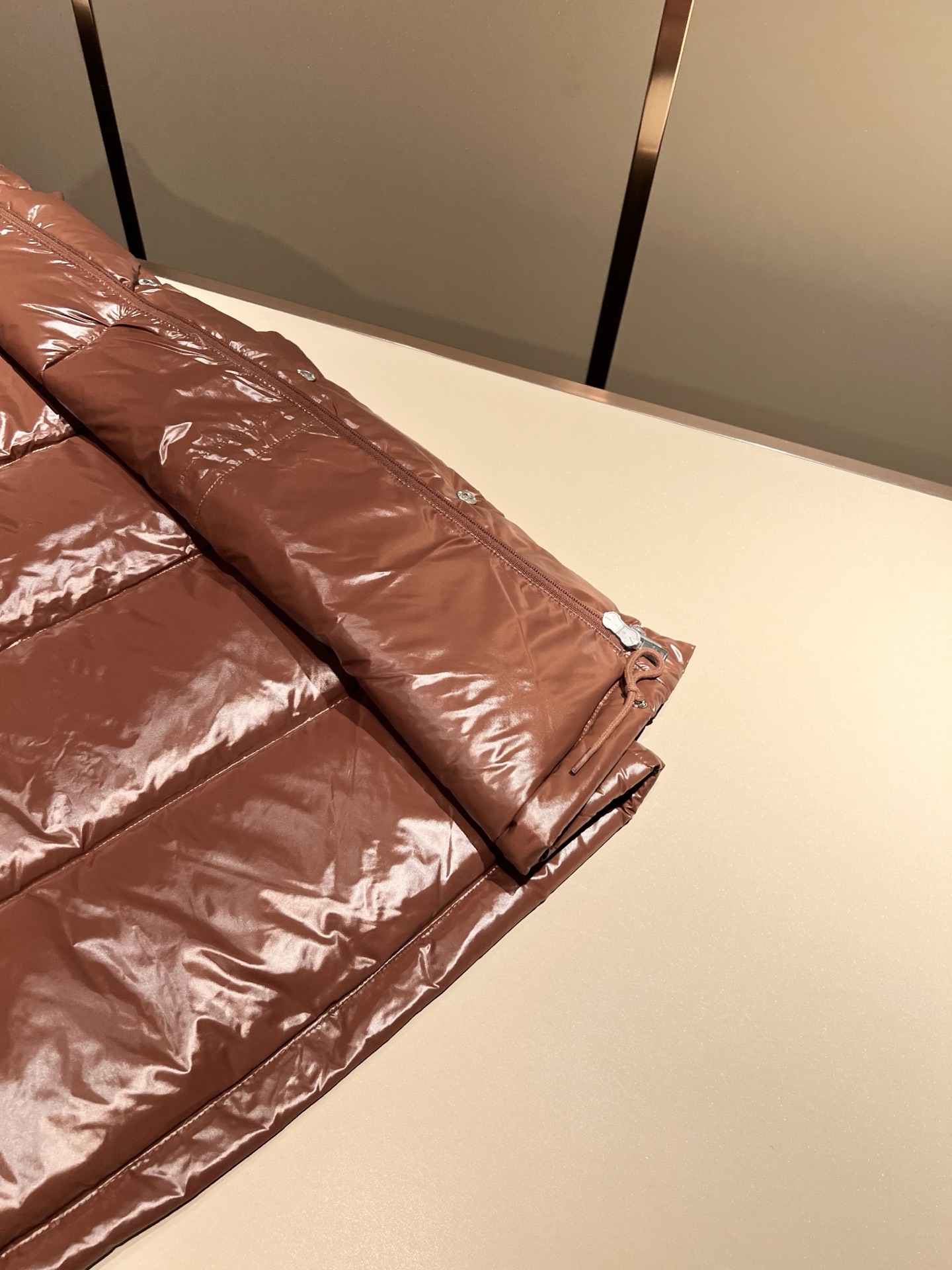 。 Prad*a 普*达2025秋冬男女同款👫羽绒服马甲外套，现货 Prad* 羽绒面料夹克 防水羽绒服